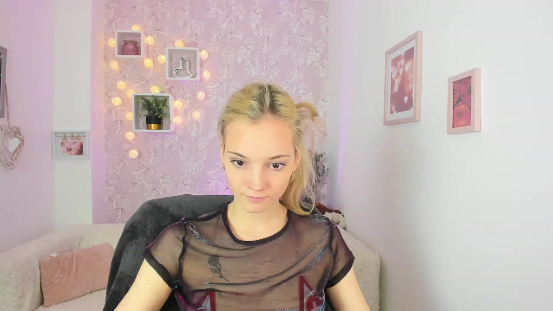 Gallery image thumbnail from Lexy_Belle18's myfreecams stream on, 05/19/2023, 10:23 image 6 of 20