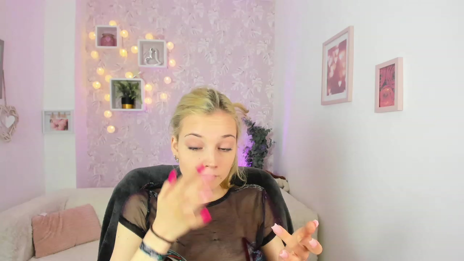 Gallery image thumbnail from Lexy_Belle18's myfreecams stream on, 05/19/2023, 10:23 image 2 of 20