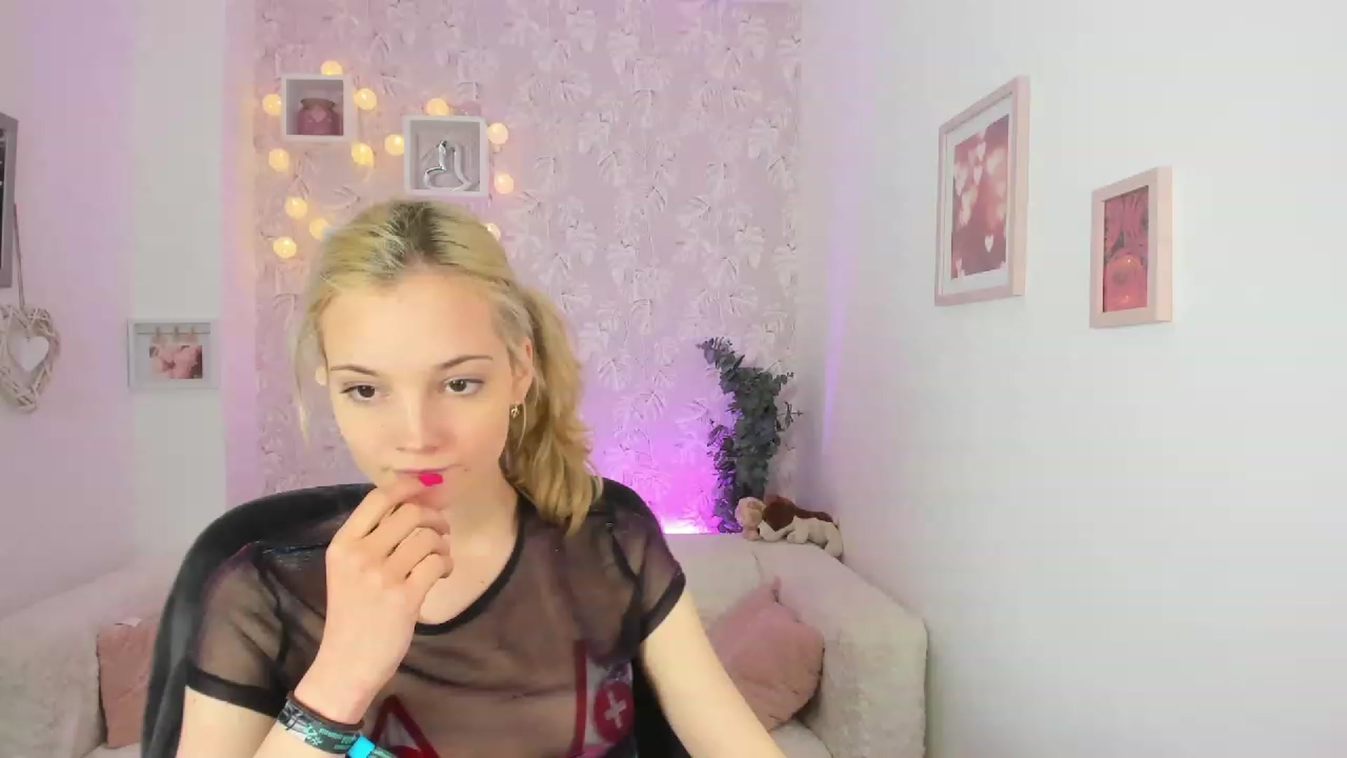 Gallery image thumbnail from Lexy_Belle18's myfreecams stream on, 05/19/2023, 12:09 image 12 of 20