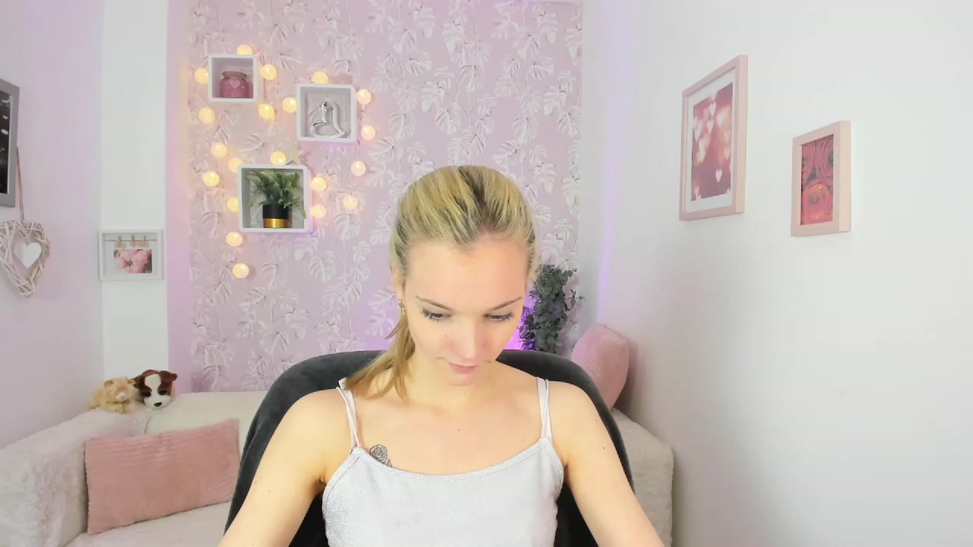 Gallery image thumbnail from Lexy_Belle18's myfreecams stream on, 05/22/2023, 09:21 image 19 of 20