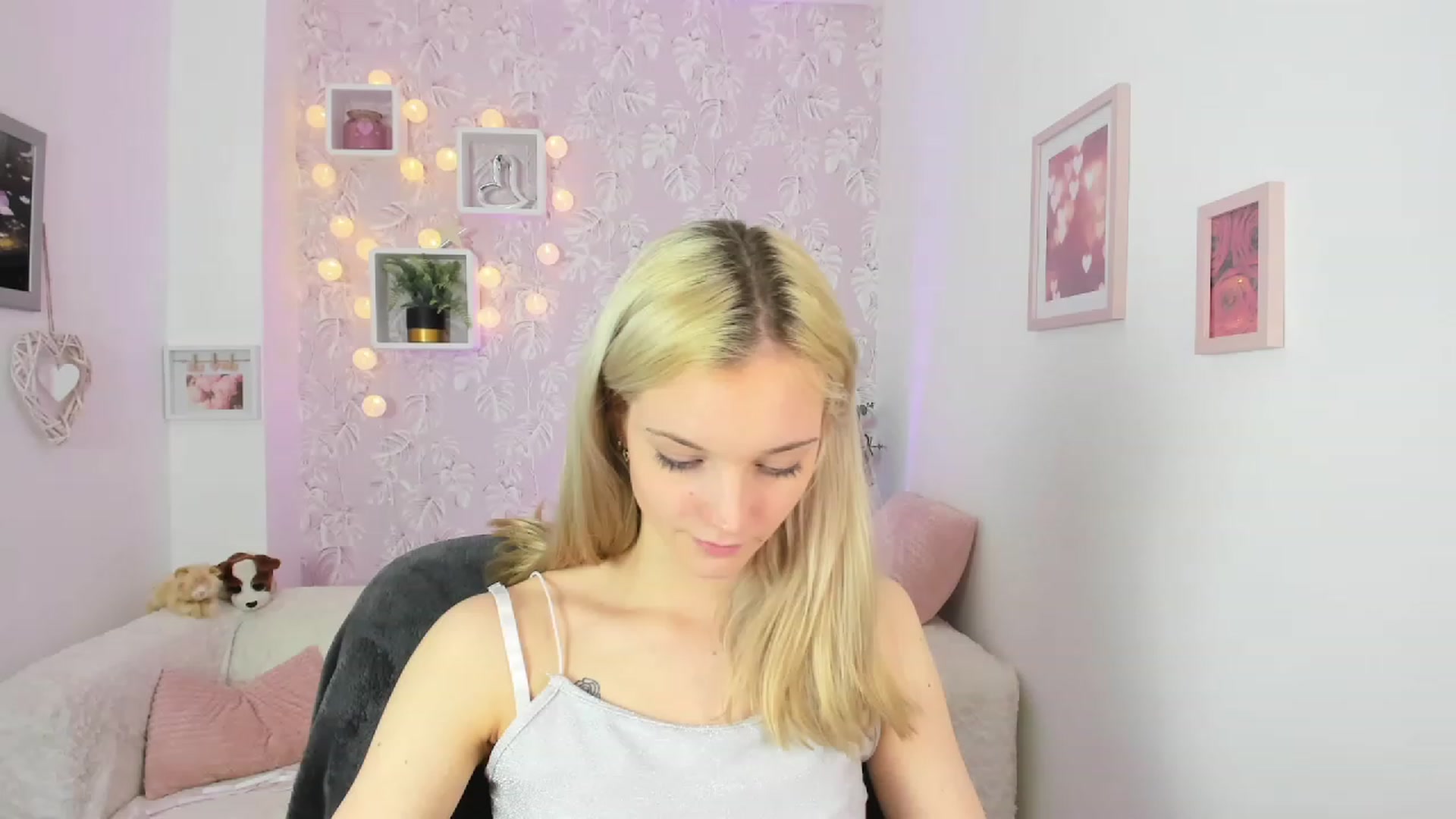 Gallery image thumbnail from Lexy_Belle18's myfreecams stream on, 05/22/2023, 10:38 image 4 of 20