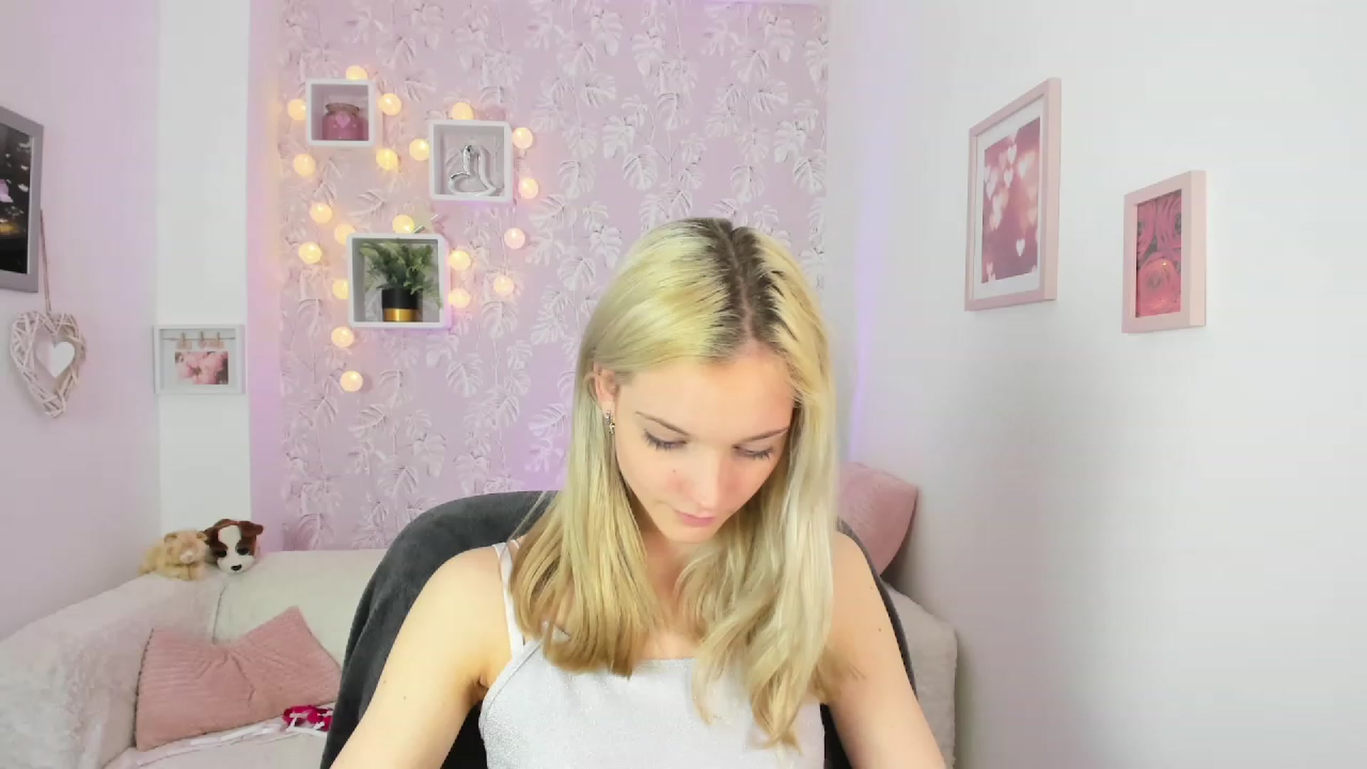 Gallery image thumbnail from Lexy_Belle18's myfreecams stream on, 05/22/2023, 10:38 image 1 of 20