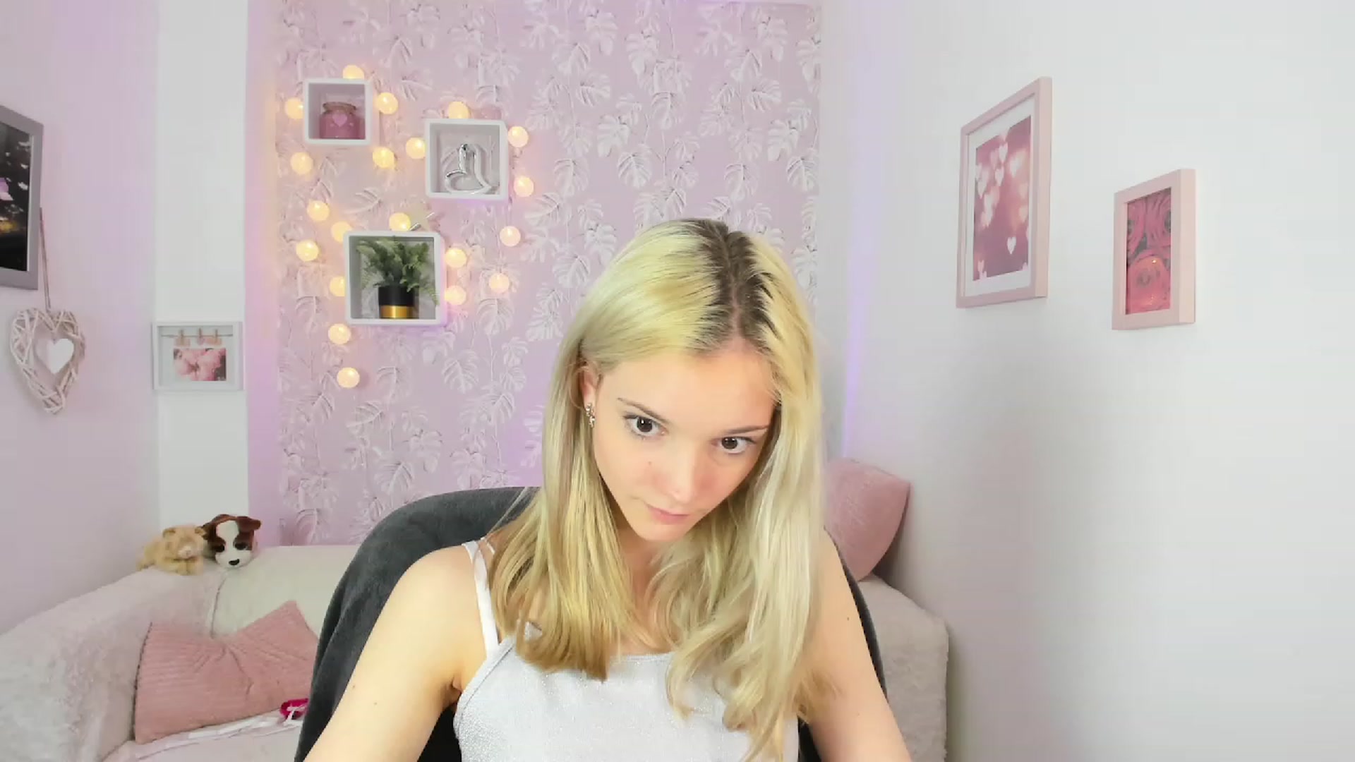 Gallery image thumbnail from Lexy_Belle18's myfreecams stream on, 05/22/2023, 10:38 image 2 of 20