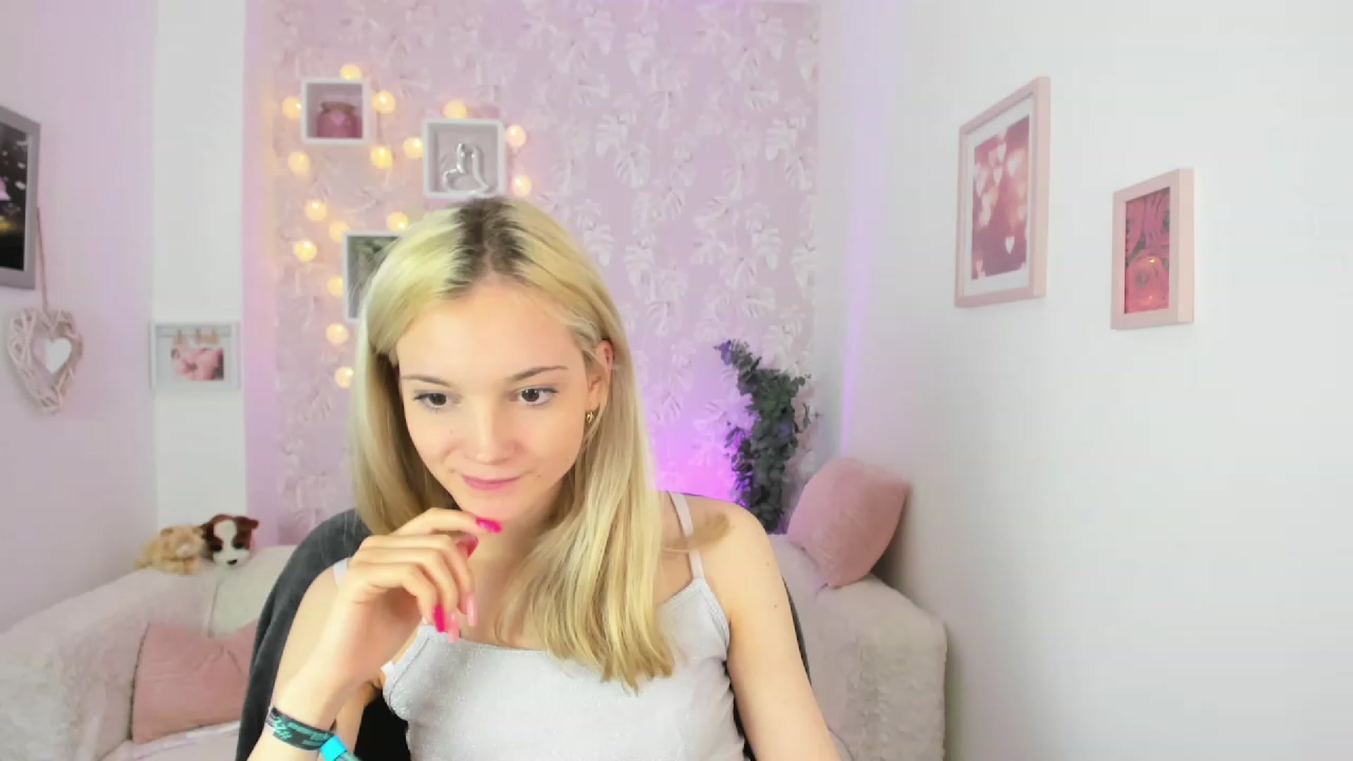 Gallery image thumbnail from Lexy_Belle18's myfreecams stream on, 05/22/2023, 10:38 image 8 of 20