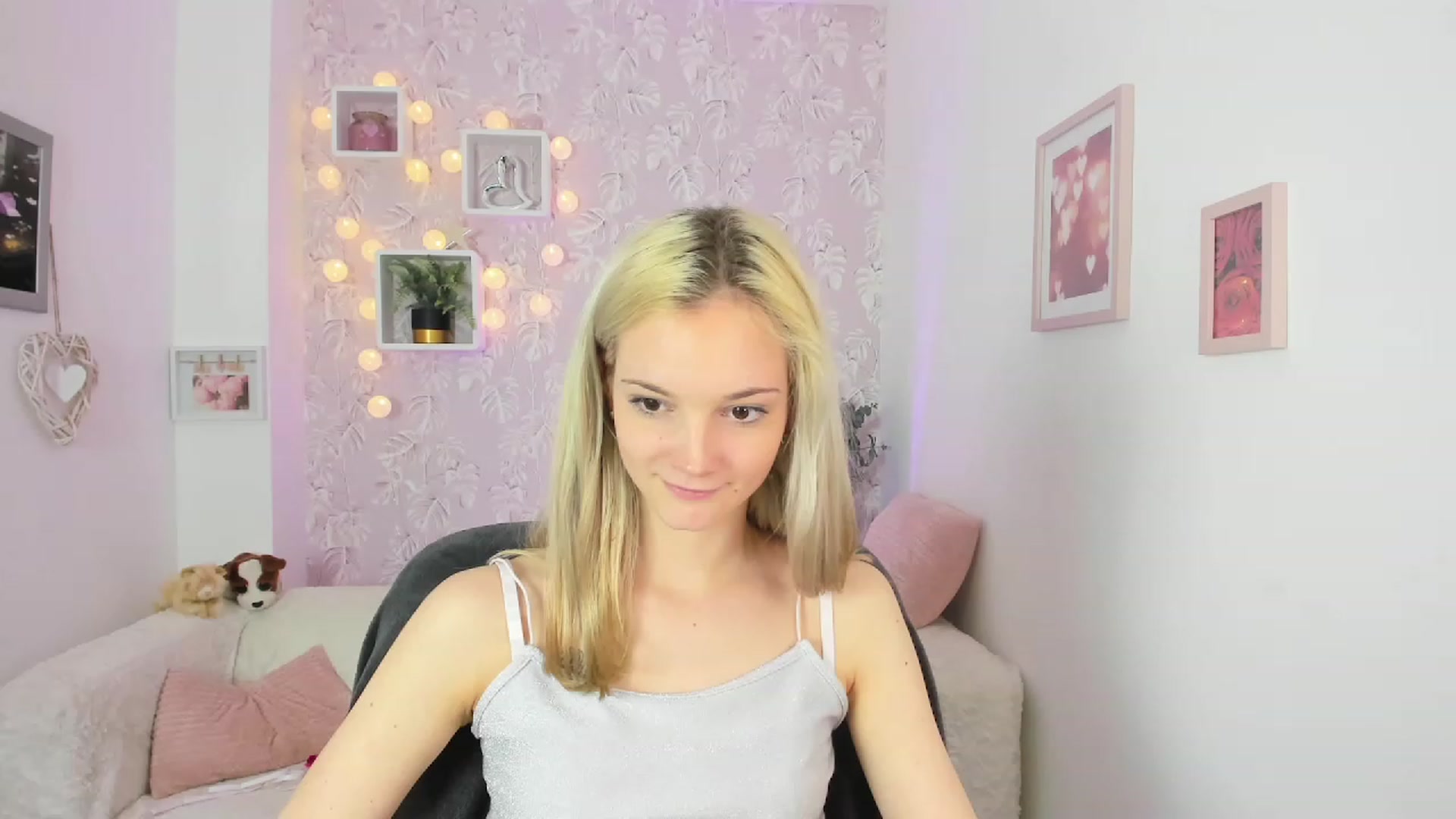 Gallery image thumbnail from Lexy_Belle18's myfreecams stream on, 05/22/2023, 11:04 image 16 of 20