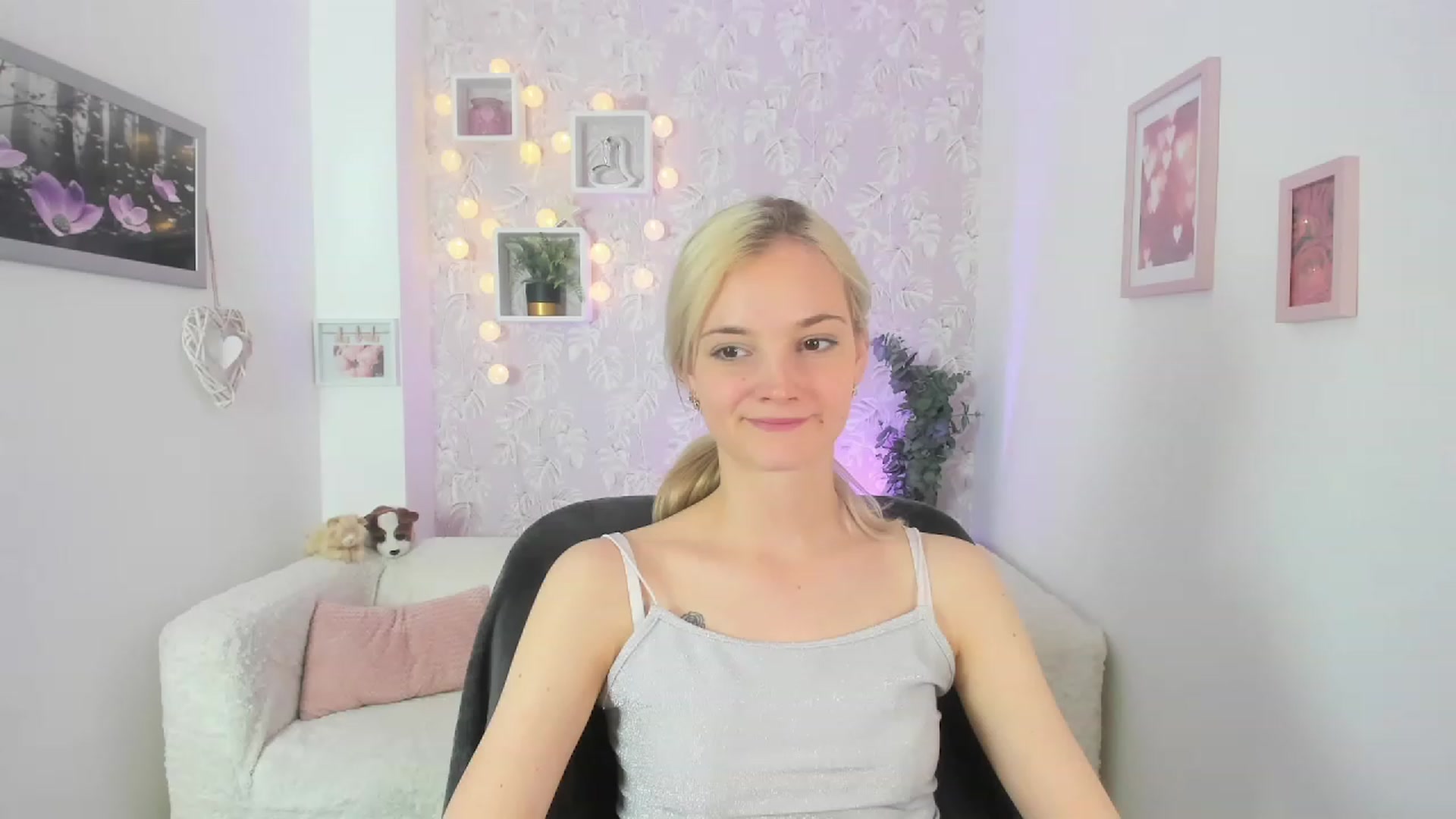 Gallery image thumbnail from Lexy_Belle18's myfreecams stream on, 05/26/2023, 12:29 image 9 of 20