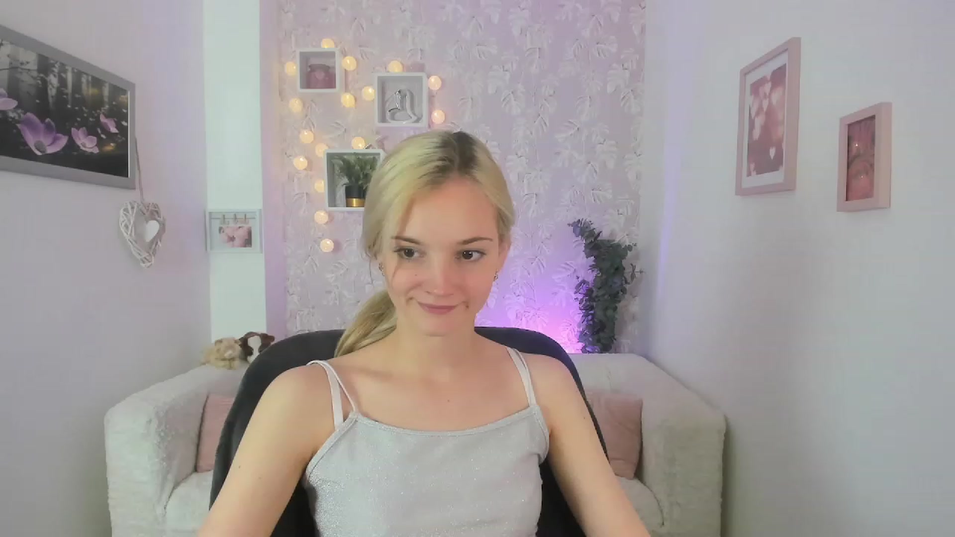 Gallery image thumbnail from Lexy_Belle18's myfreecams stream on, 05/26/2023, 12:29 image 16 of 20
