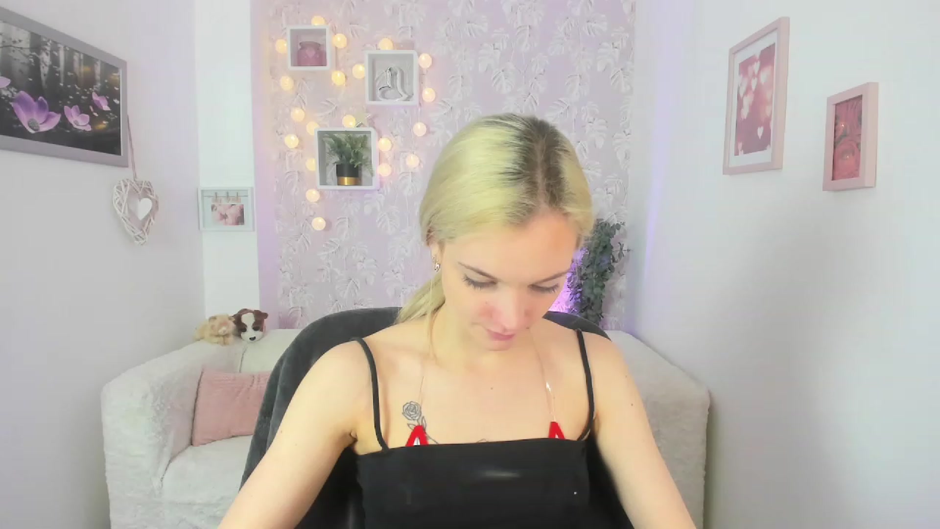 Gallery image thumbnail from Lexy_Belle18's myfreecams stream on, 05/29/2023, 08:43 image 13 of 20