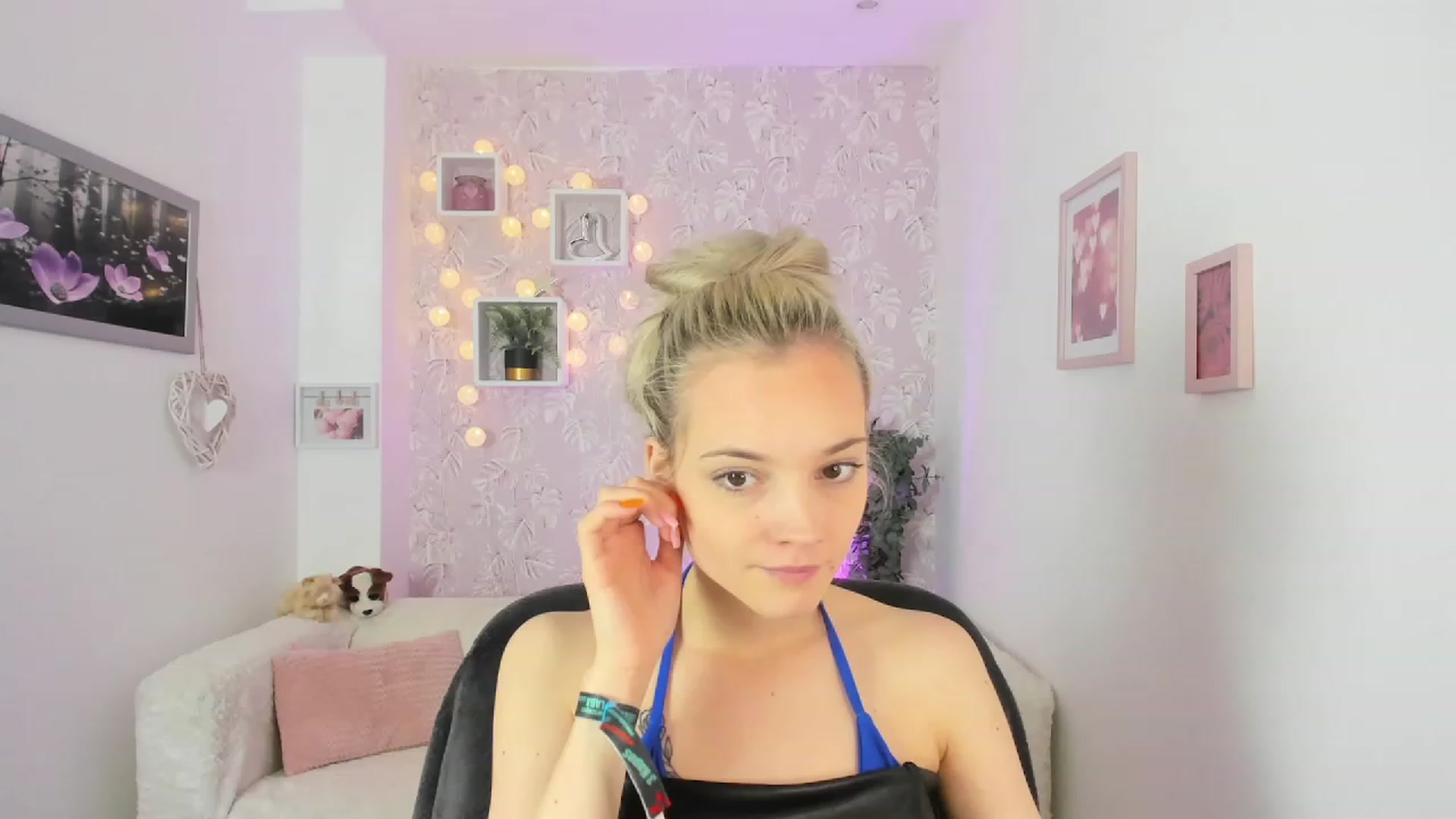 Gallery image thumbnail from Lexy_Belle18's myfreecams stream on, 06/01/2023, 10:04 image 6 of 20