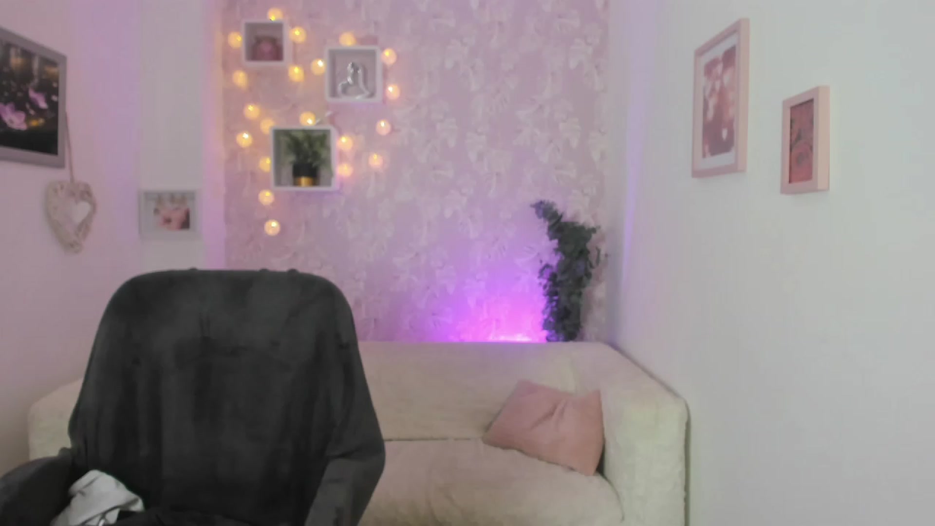 Gallery image thumbnail from Lexy_Belle18's myfreecams stream on, 06/02/2023, 08:53 image 12 of 20