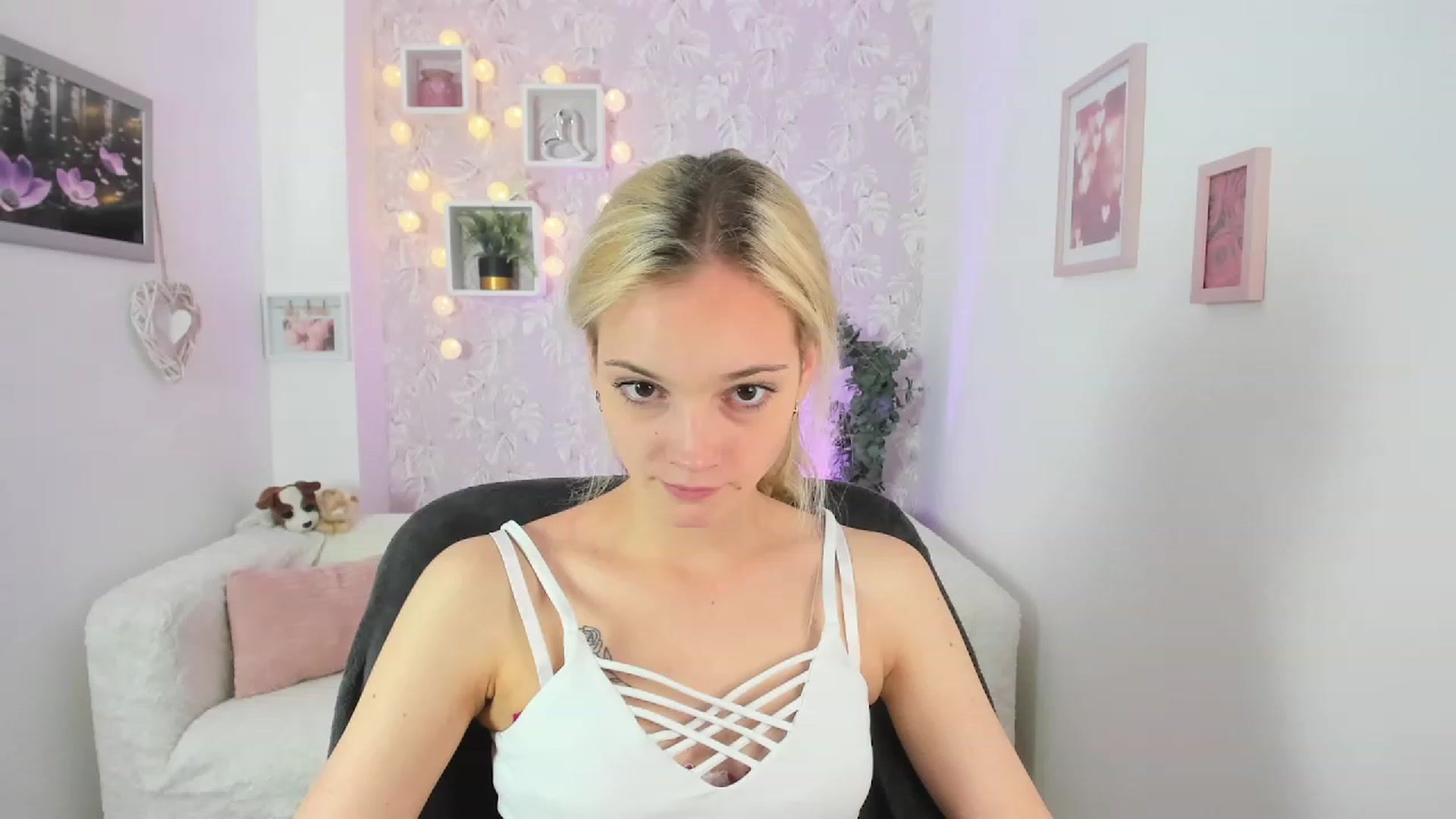 Gallery image thumbnail from Lexy_Belle18's myfreecams stream on, 06/19/2023, 09:21 image 8 of 20