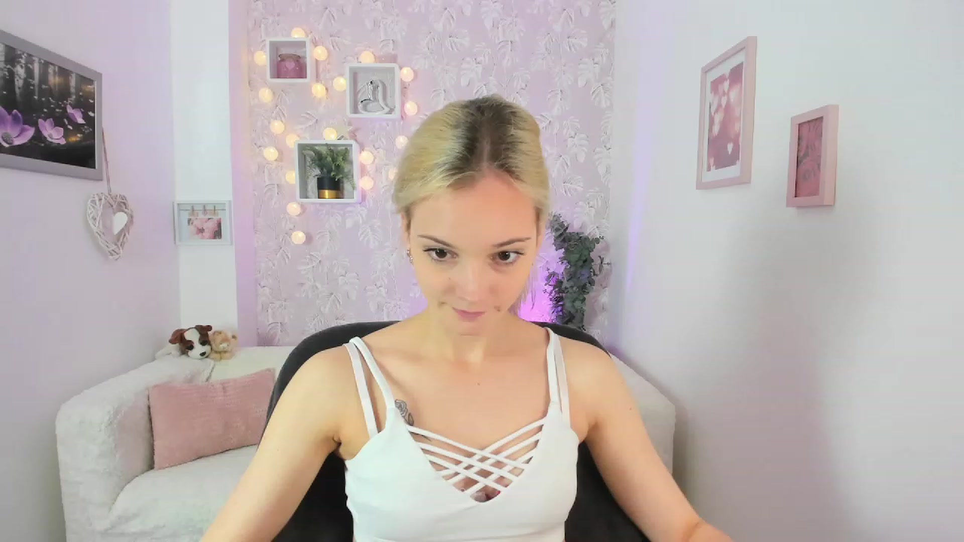 Gallery image thumbnail from Lexy_Belle18's myfreecams stream on, 06/19/2023, 09:21 image 1 of 20