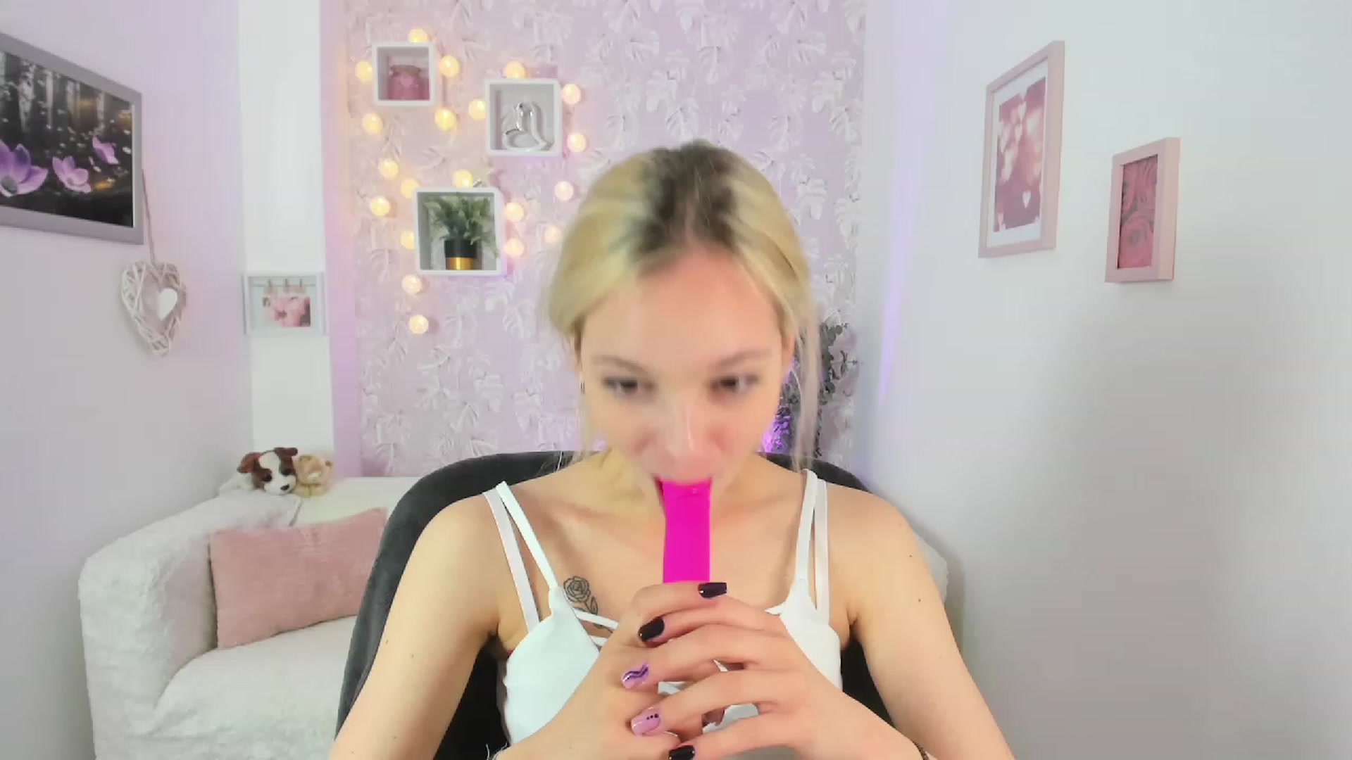 Gallery image thumbnail from Lexy_Belle18's myfreecams stream on, 06/19/2023, 09:21 image 6 of 20