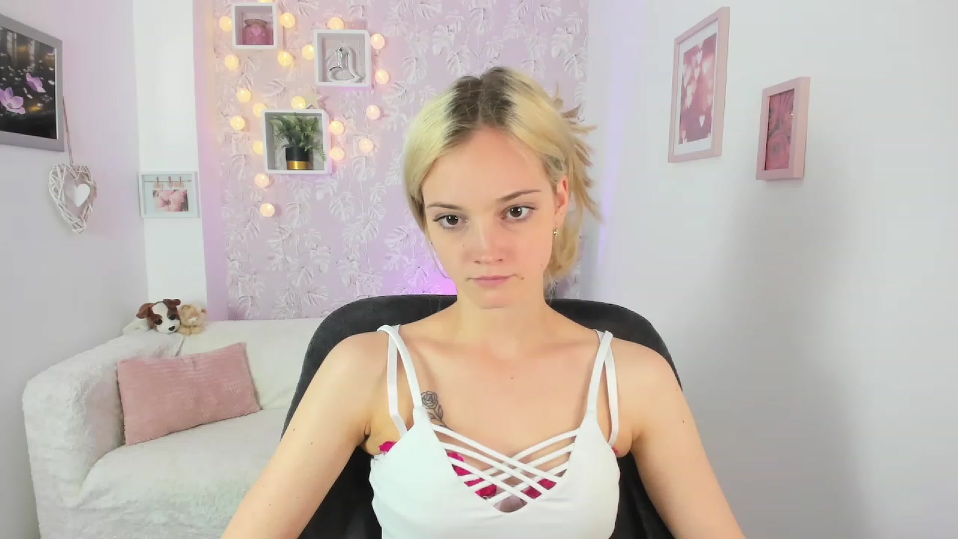 Gallery image thumbnail from Lexy_Belle18's myfreecams stream on, 06/19/2023, 11:21 image 6 of 20