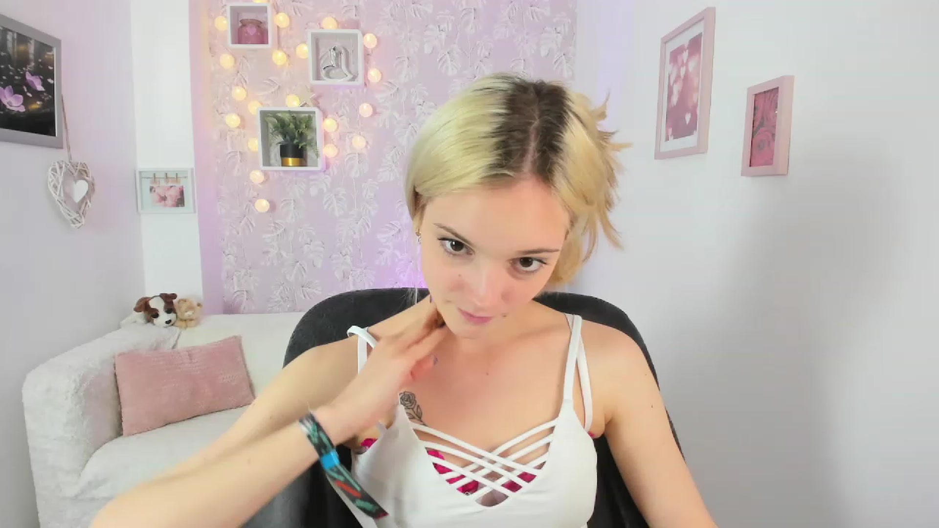 Gallery image thumbnail from Lexy_Belle18's myfreecams stream on, 06/19/2023, 11:21 image 4 of 20