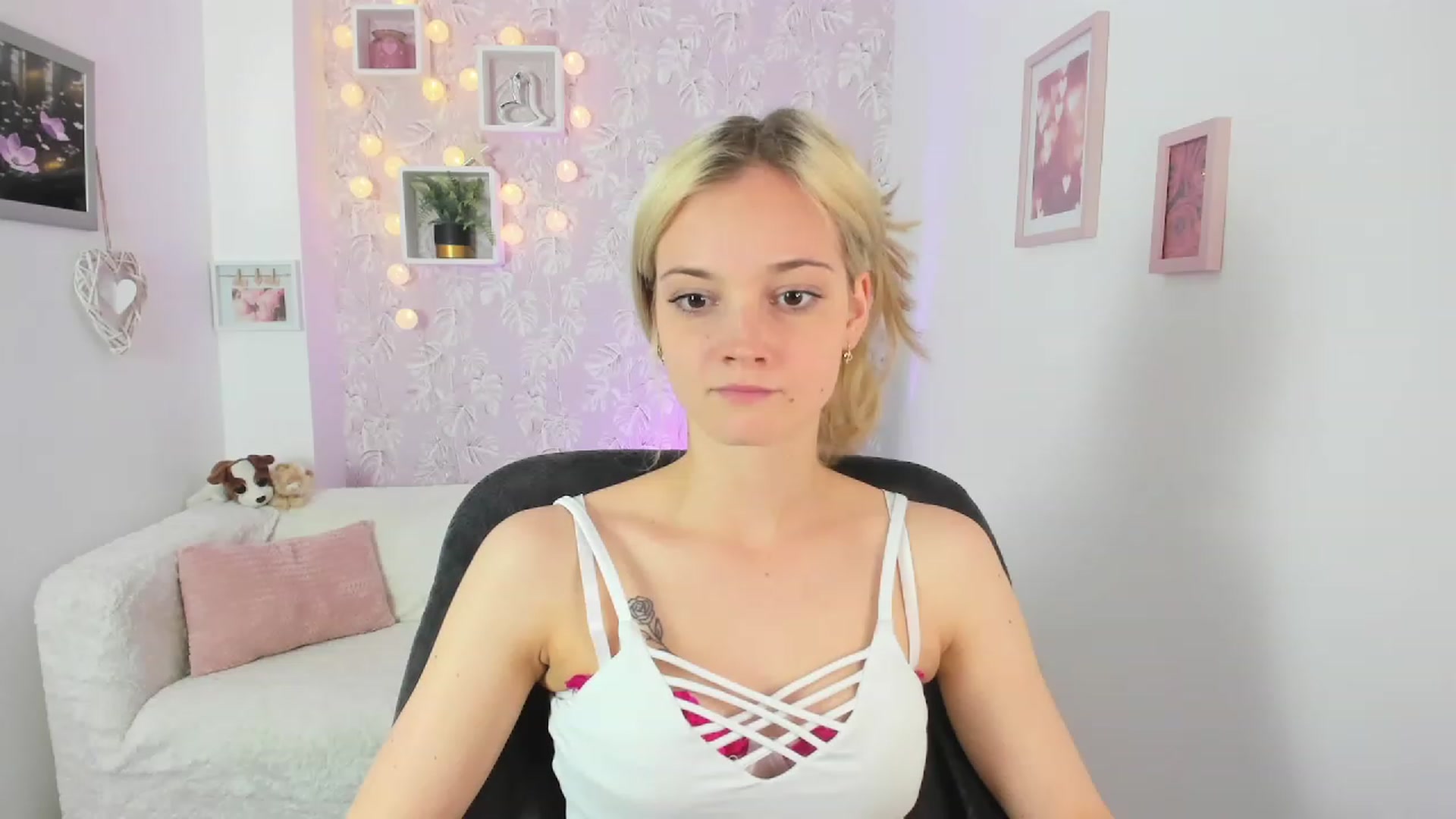 Gallery image thumbnail from Lexy_Belle18's myfreecams stream on, 06/19/2023, 11:21 image 5 of 20