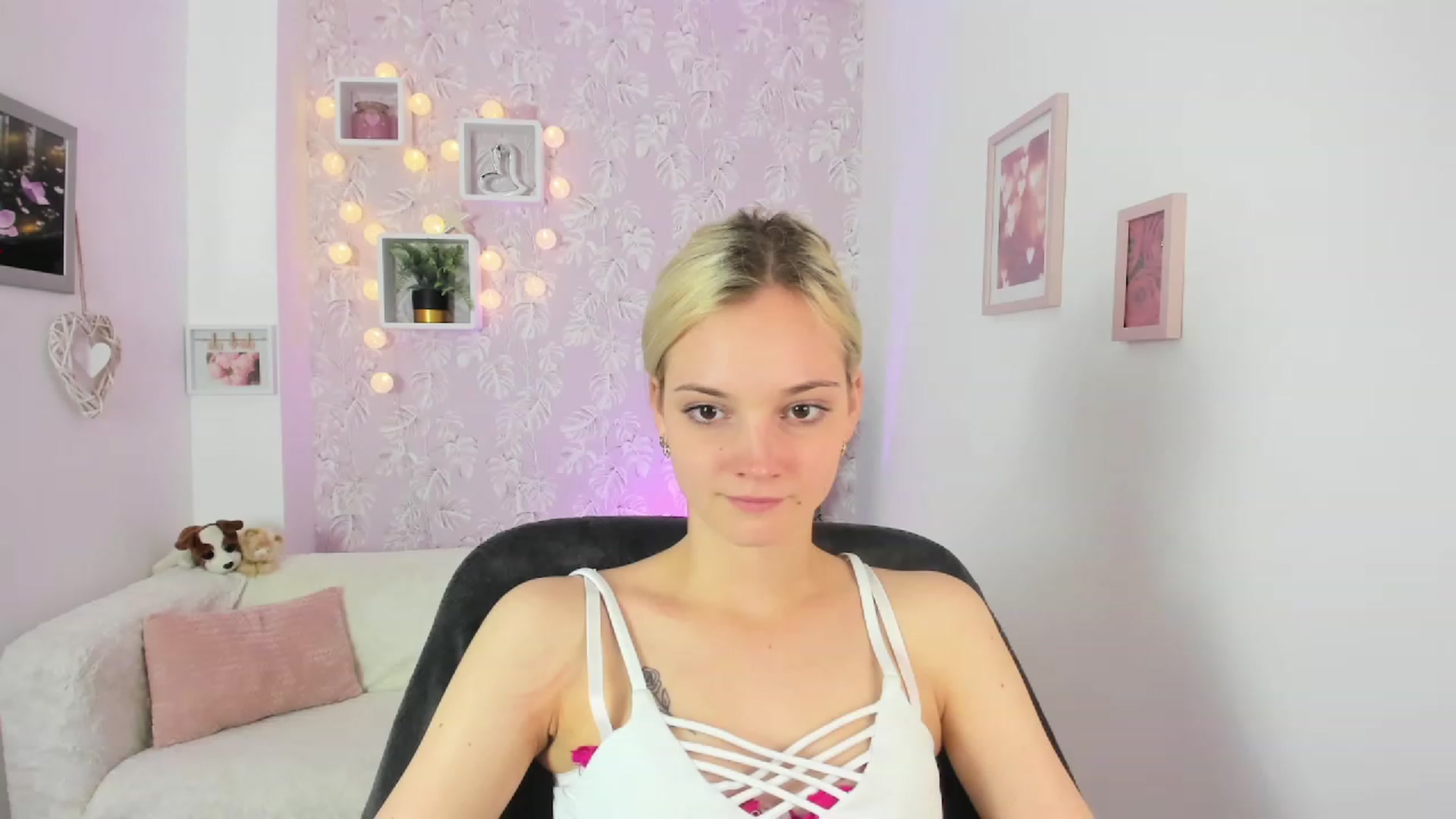 Gallery image thumbnail from Lexy_Belle18's myfreecams stream on, 06/19/2023, 13:08 image 7 of 20
