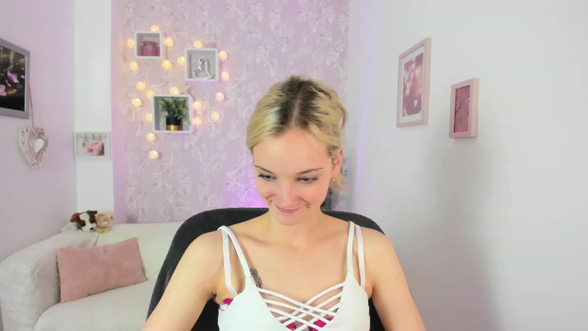 Gallery image thumbnail from Lexy_Belle18's myfreecams stream on, 06/19/2023, 13:08 image 8 of 20