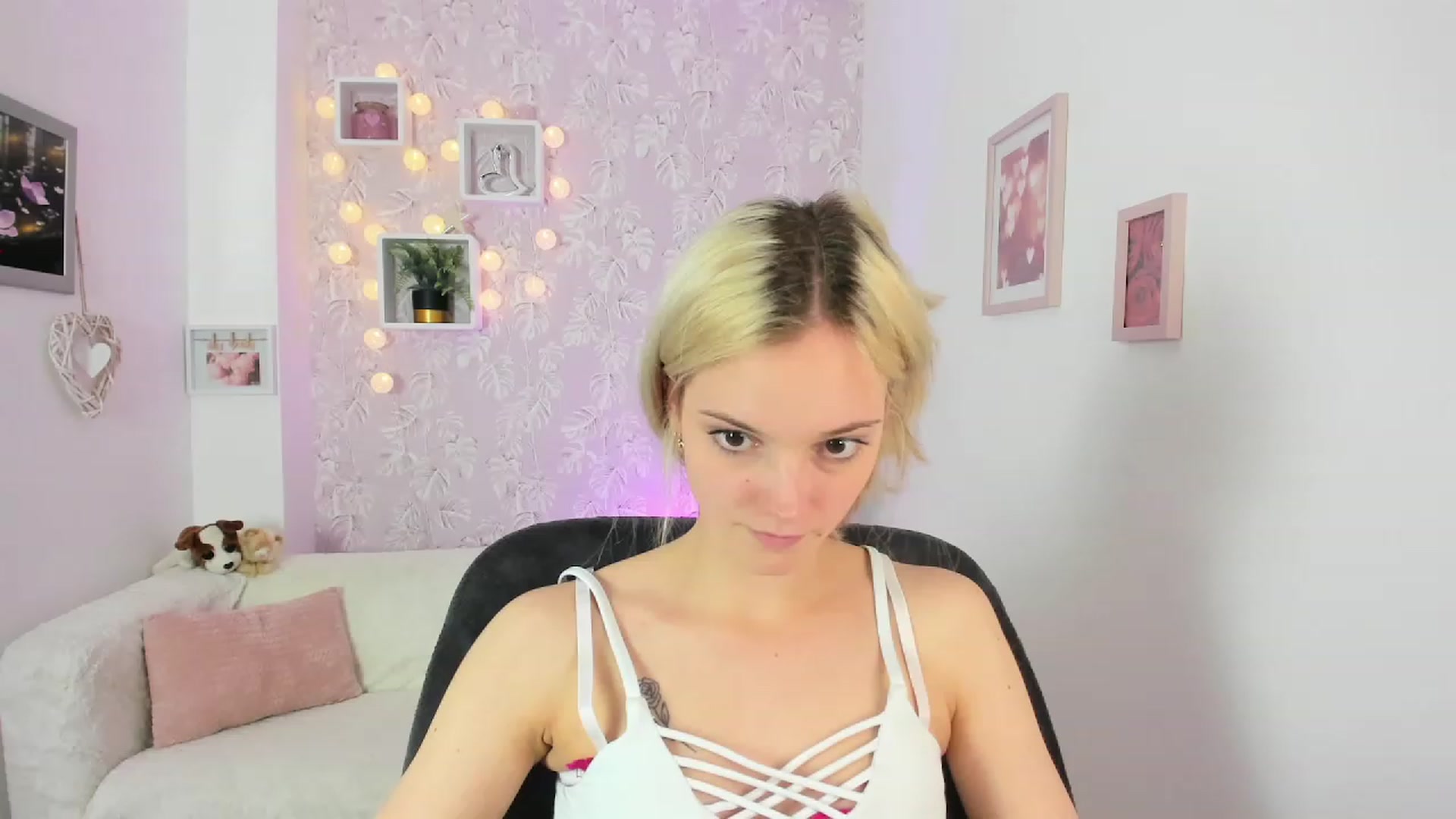 Gallery image thumbnail from Lexy_Belle18's myfreecams stream on, 06/19/2023, 13:08 image 4 of 20