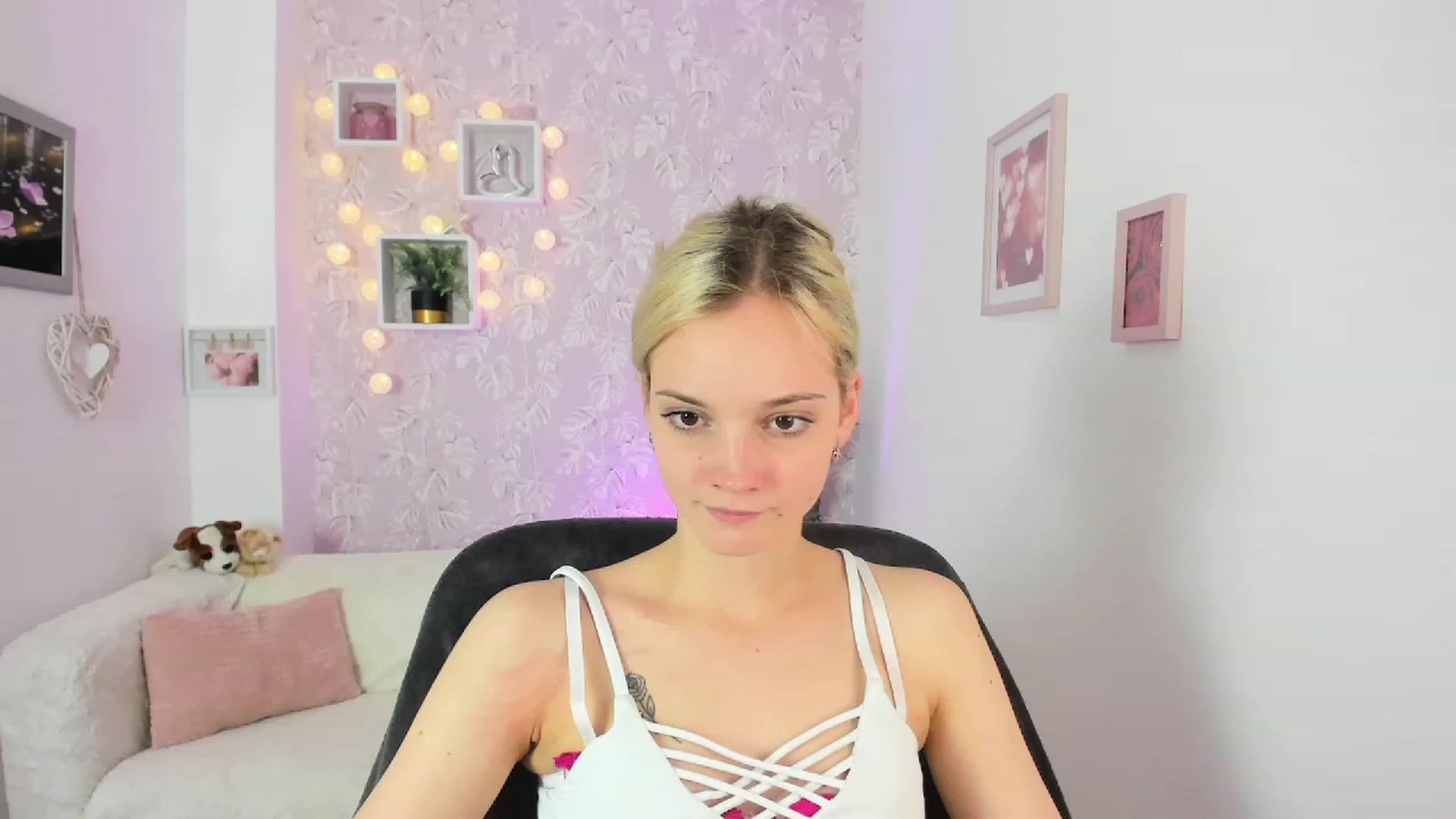 Gallery image thumbnail from Lexy_Belle18's myfreecams stream on, 06/19/2023, 13:08 image 5 of 20