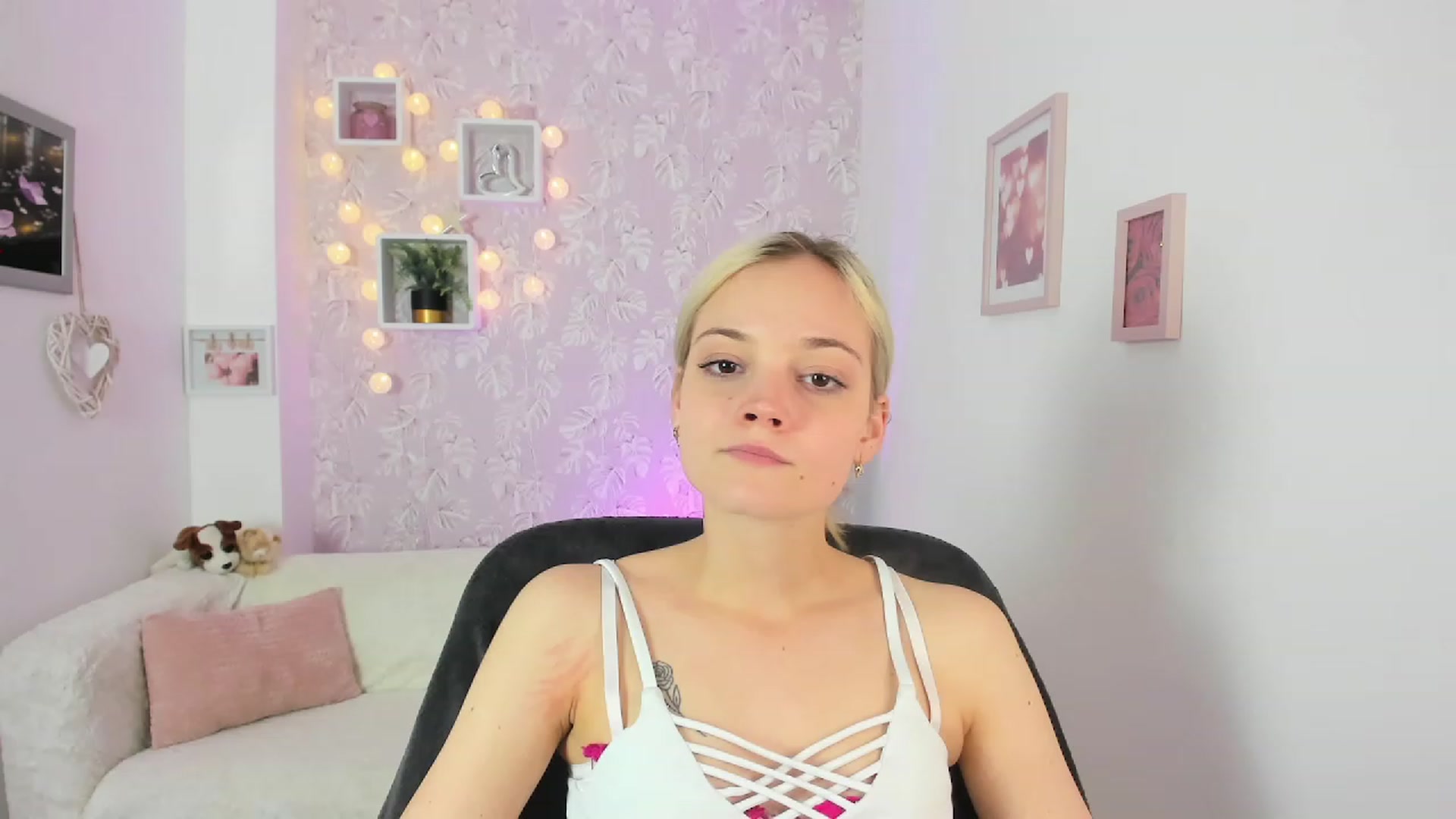 Gallery image thumbnail from Lexy_Belle18's myfreecams stream on, 06/19/2023, 13:08 image 6 of 20
