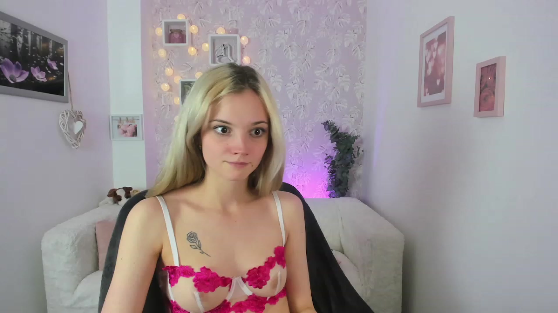 Gallery image thumbnail from Lexy_Belle18's myfreecams stream on, 06/19/2023, 13:38 image 7 of 20