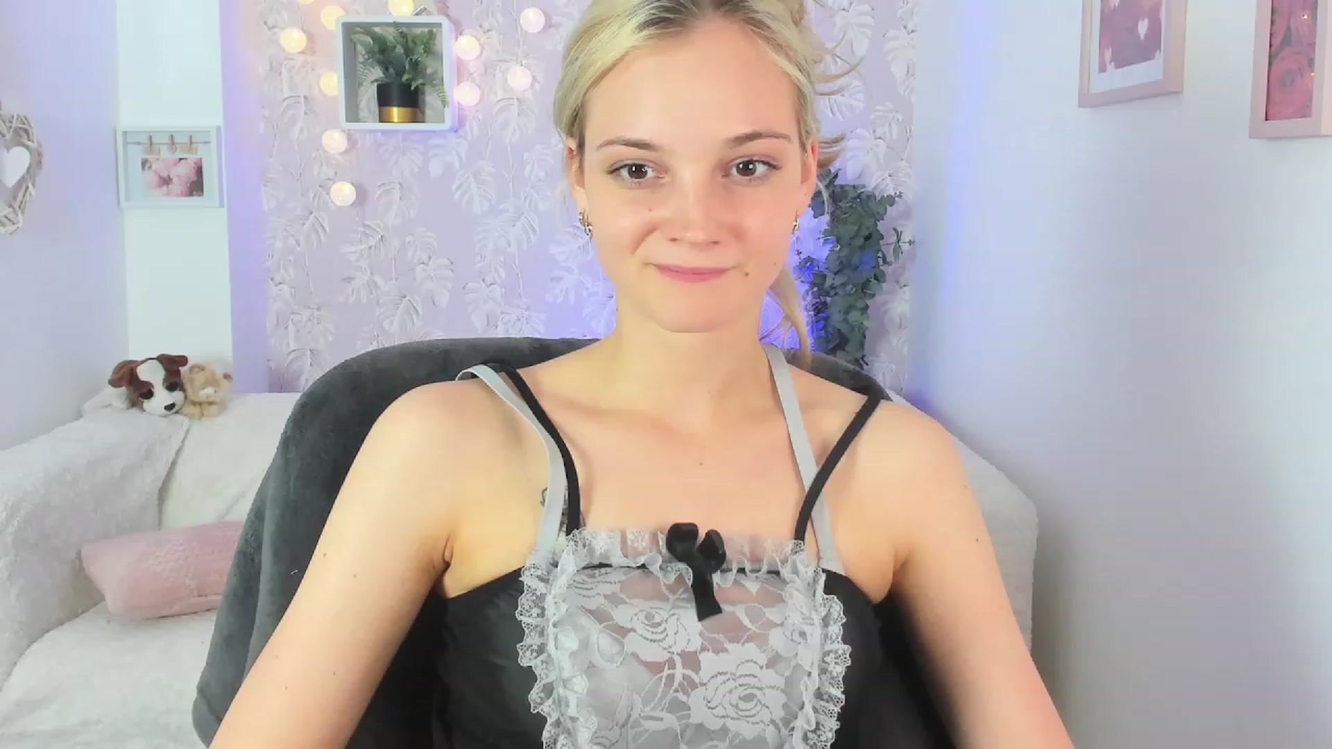Gallery image thumbnail from Lexy_Belle18's myfreecams stream on, 06/20/2023, 14:09 image 2 of 20