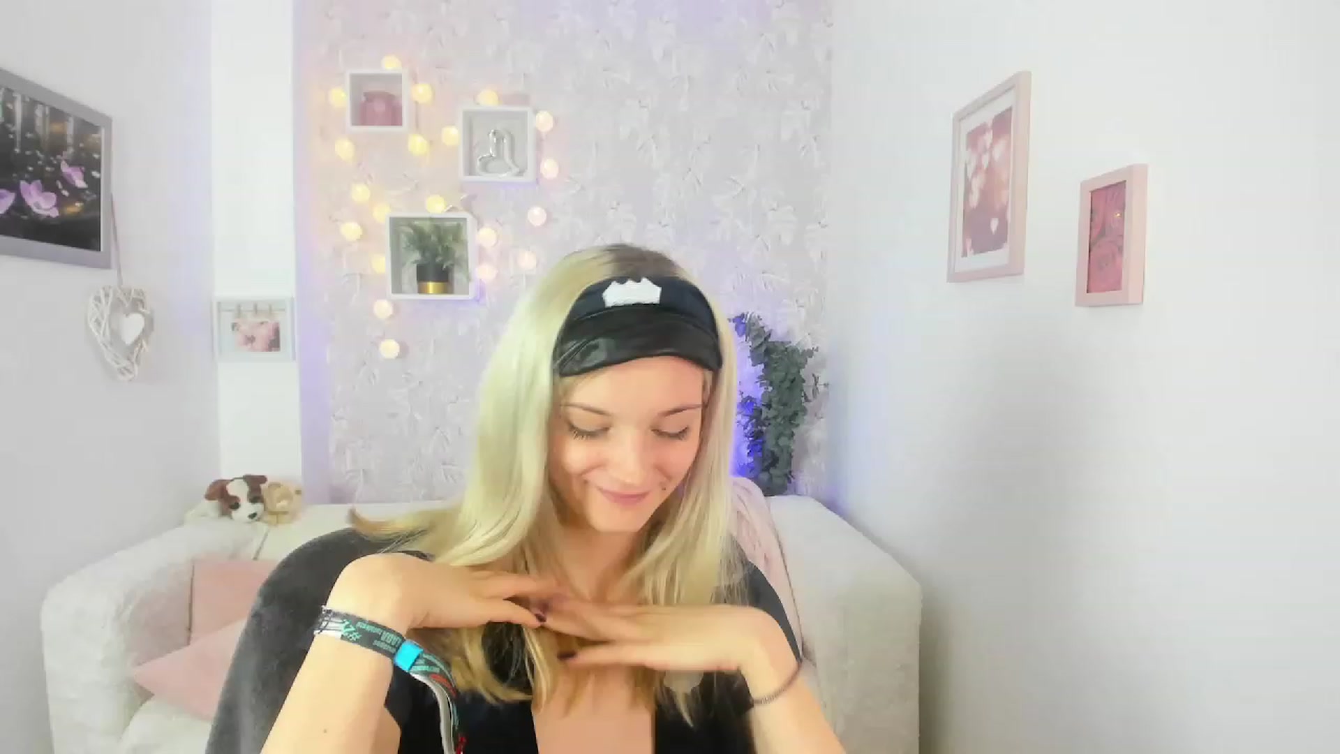 Gallery image thumbnail from Lexy_Belle18's myfreecams stream on, 06/22/2023, 12:03 image 14 of 20