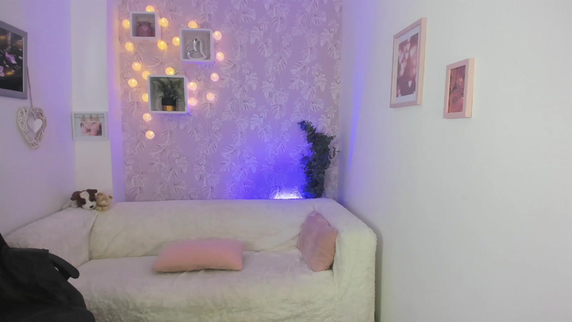 Gallery image thumbnail from Lexy_Belle18's myfreecams stream on, 06/27/2023, 09:40 image 12 of 20
