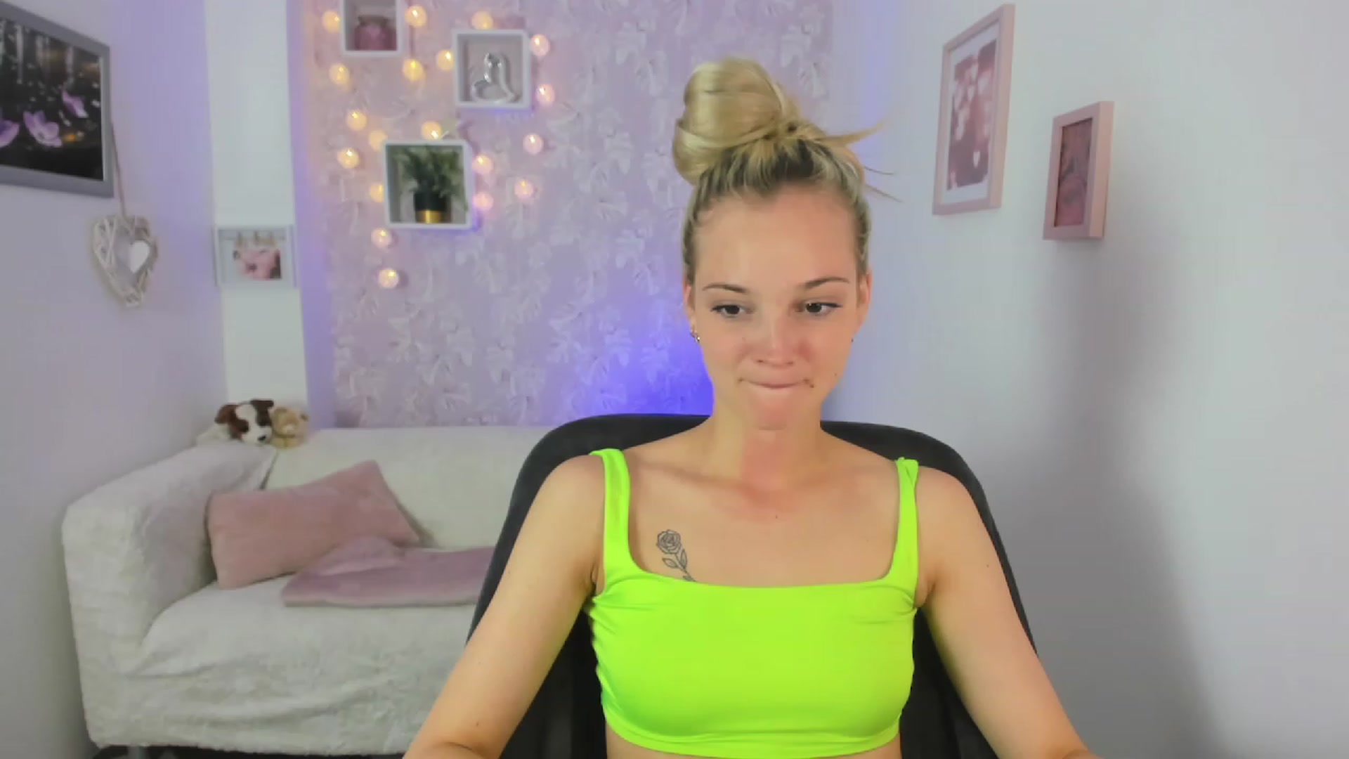 Gallery image thumbnail from Lexy_Belle18's myfreecams stream on, 06/30/2023, 09:21 image 6 of 20