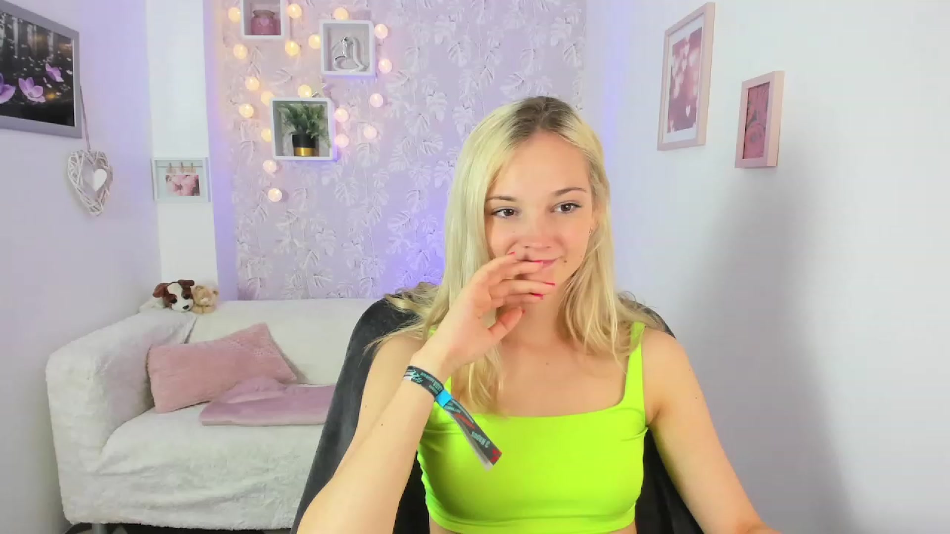 Gallery image thumbnail from Lexy_Belle18's myfreecams stream on, 06/30/2023, 09:21 image 2 of 20