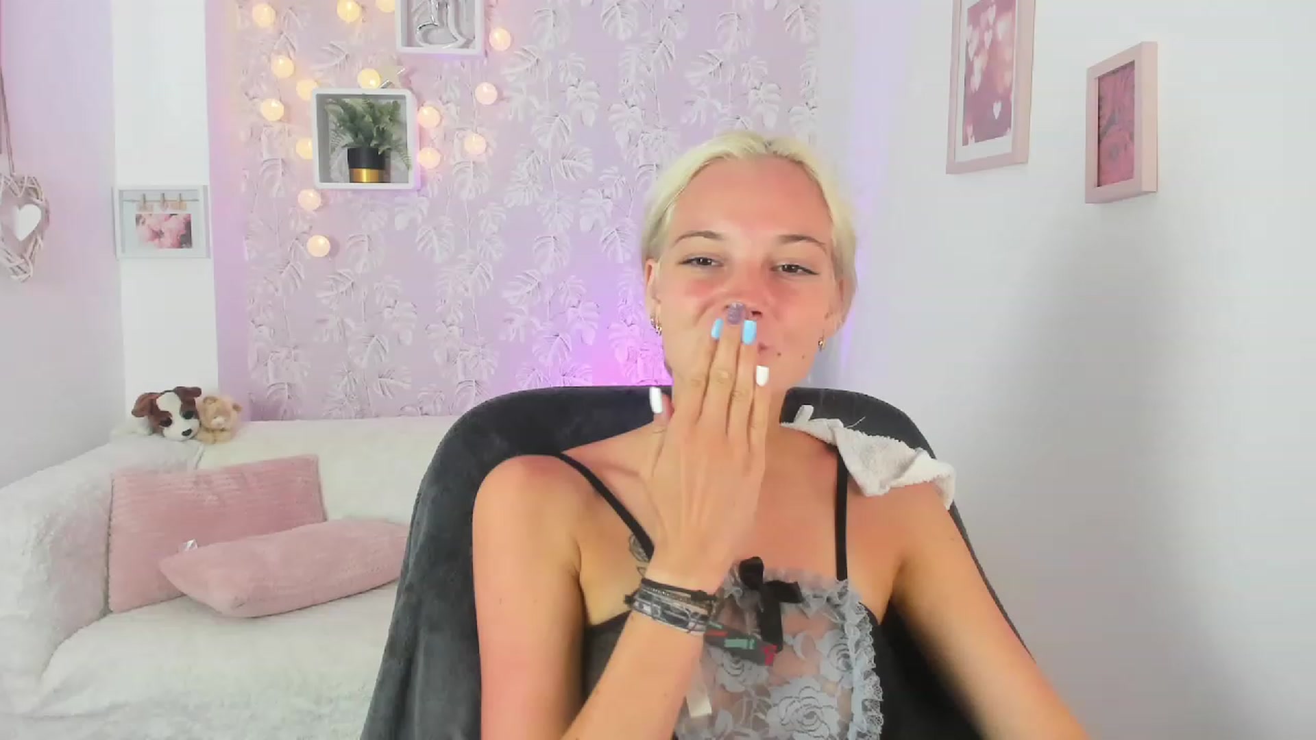 Gallery image thumbnail from Lexy_Belle18's myfreecams stream on, 07/17/2023, 10:22 image 13 of 20