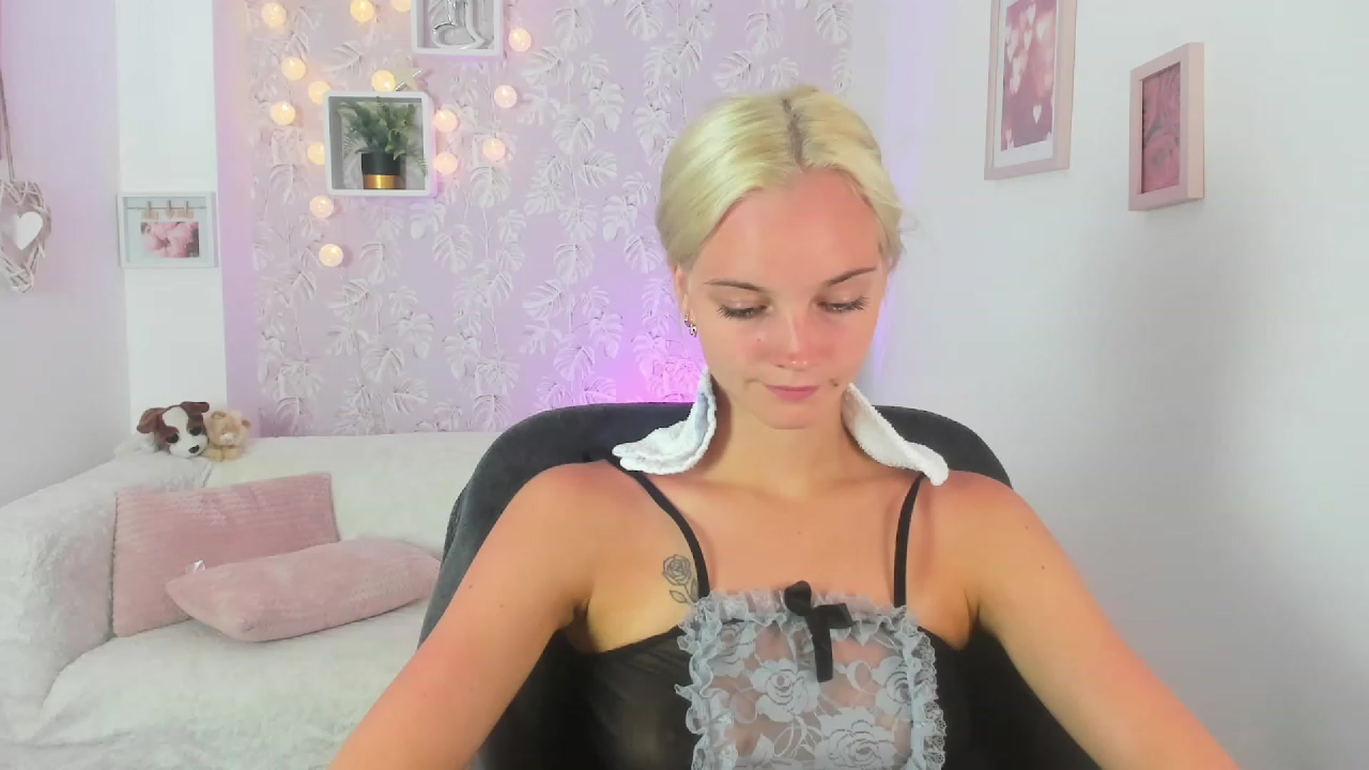 Gallery image thumbnail from Lexy_Belle18's myfreecams stream on, 07/17/2023, 10:22 image 4 of 20