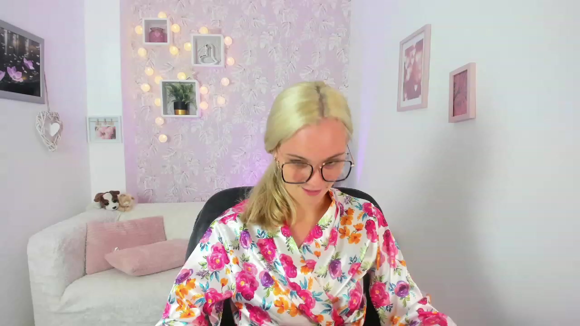 Gallery image thumbnail from Lexy_Belle18's myfreecams stream on, 07/17/2023, 12:43 image 2 of 20