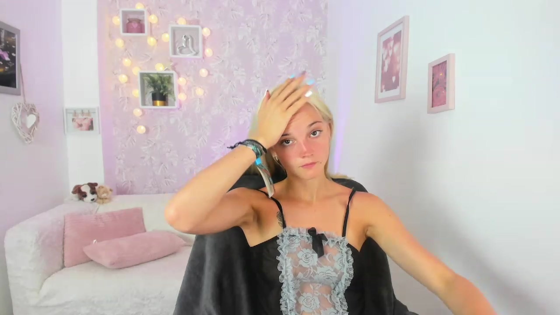 Gallery image thumbnail from Lexy_Belle18's myfreecams stream on, 07/17/2023, 12:43 image 10 of 20
