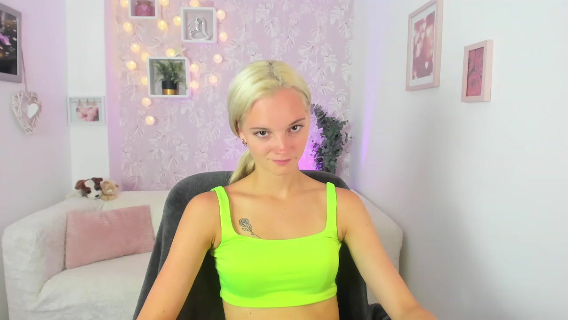 Gallery image thumbnail from Lexy_Belle18's myfreecams stream on, 07/18/2023, 08:27 image 16 of 20