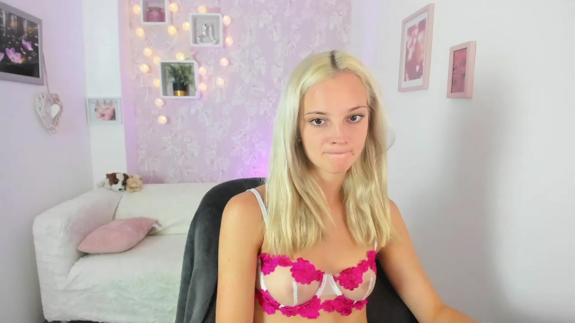 Gallery image thumbnail from Lexy_Belle18's myfreecams stream on, 07/28/2023, 08:20 image 2 of 20