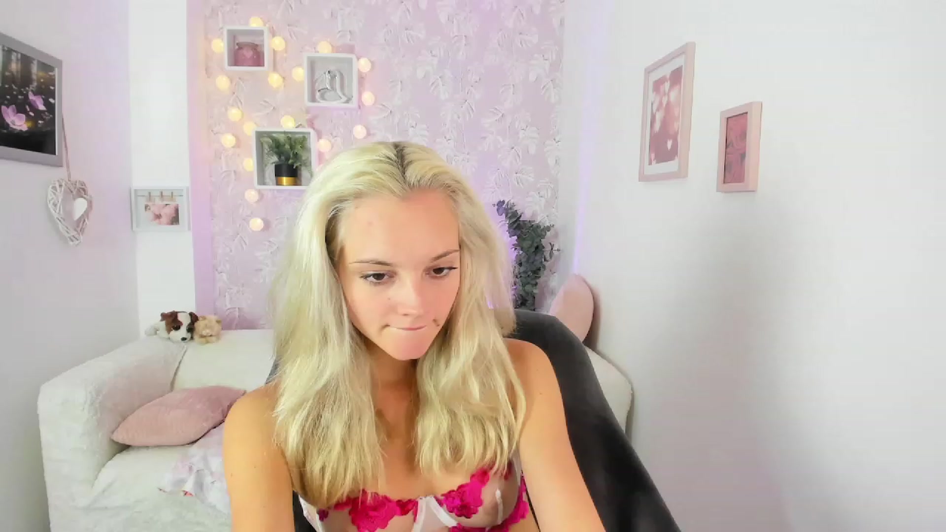 Gallery image thumbnail from Lexy_Belle18's myfreecams stream on, 07/28/2023, 10:05 image 12 of 20