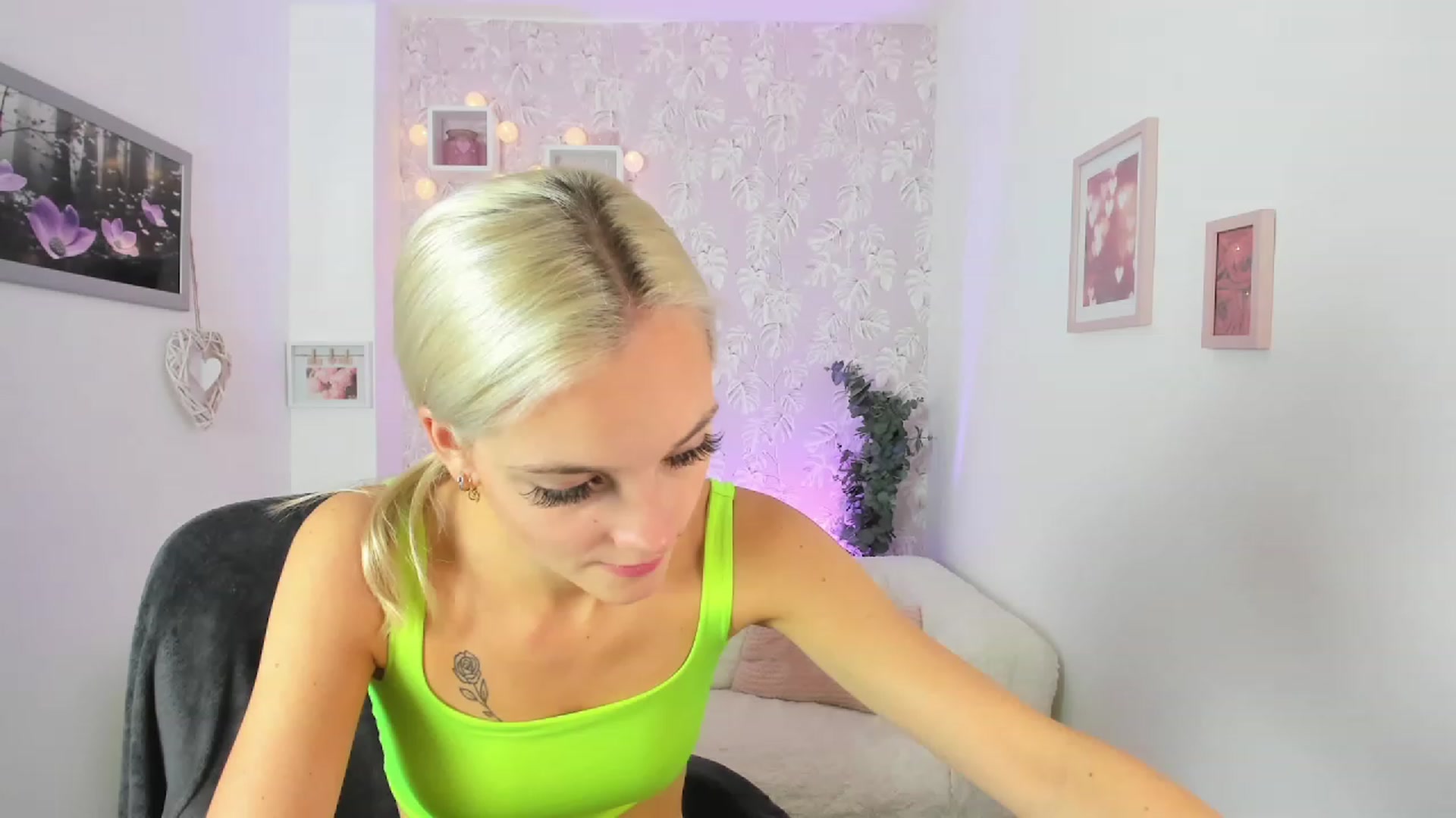 Gallery image thumbnail from Lexy_Belle18's myfreecams stream on, 08/11/2023, 08:00 image 4 of 20