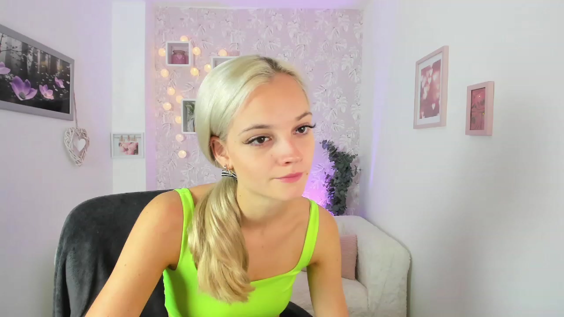 Gallery image thumbnail from Lexy_Belle18's myfreecams stream on, 08/11/2023, 08:00 image 5 of 20