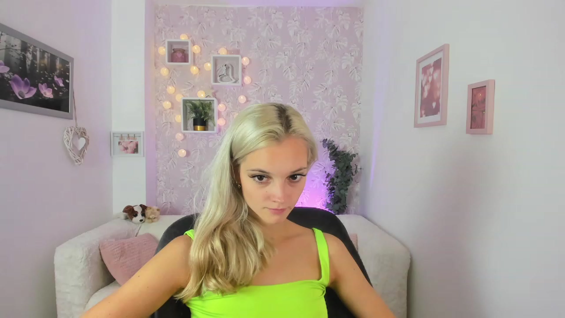 Gallery image thumbnail from Lexy_Belle18's myfreecams stream on, 08/11/2023, 09:10 image 1 of 20