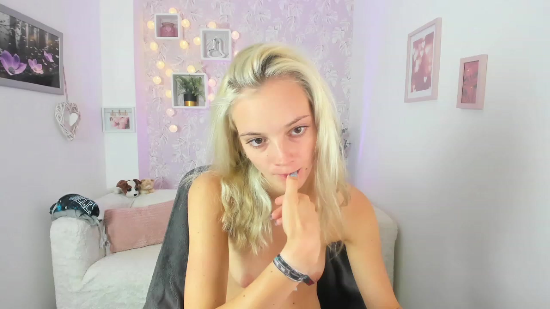 Gallery image thumbnail from Lexy_Belle18's myfreecams stream on, 08/22/2023, 12:14 image 13 of 20