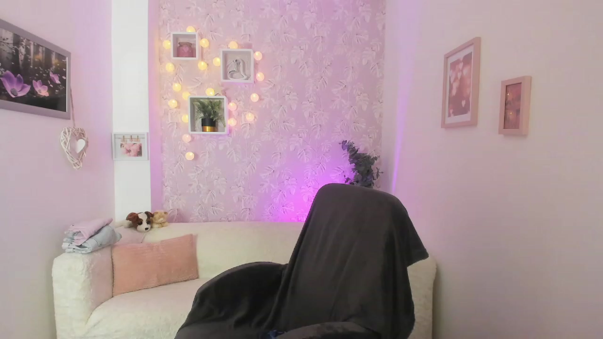 Gallery image thumbnail from Lexy_Belle18's myfreecams stream on, 08/23/2023, 11:02 image 16 of 20