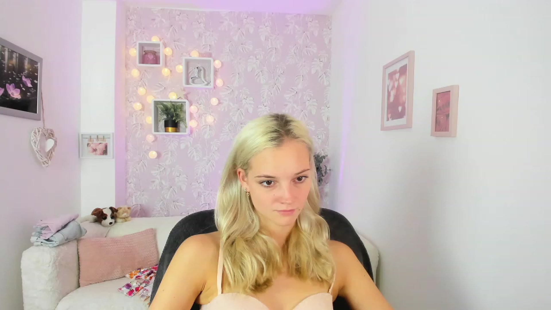 Gallery image thumbnail from Lexy_Belle18's myfreecams stream on, 08/23/2023, 12:31 image 6 of 20