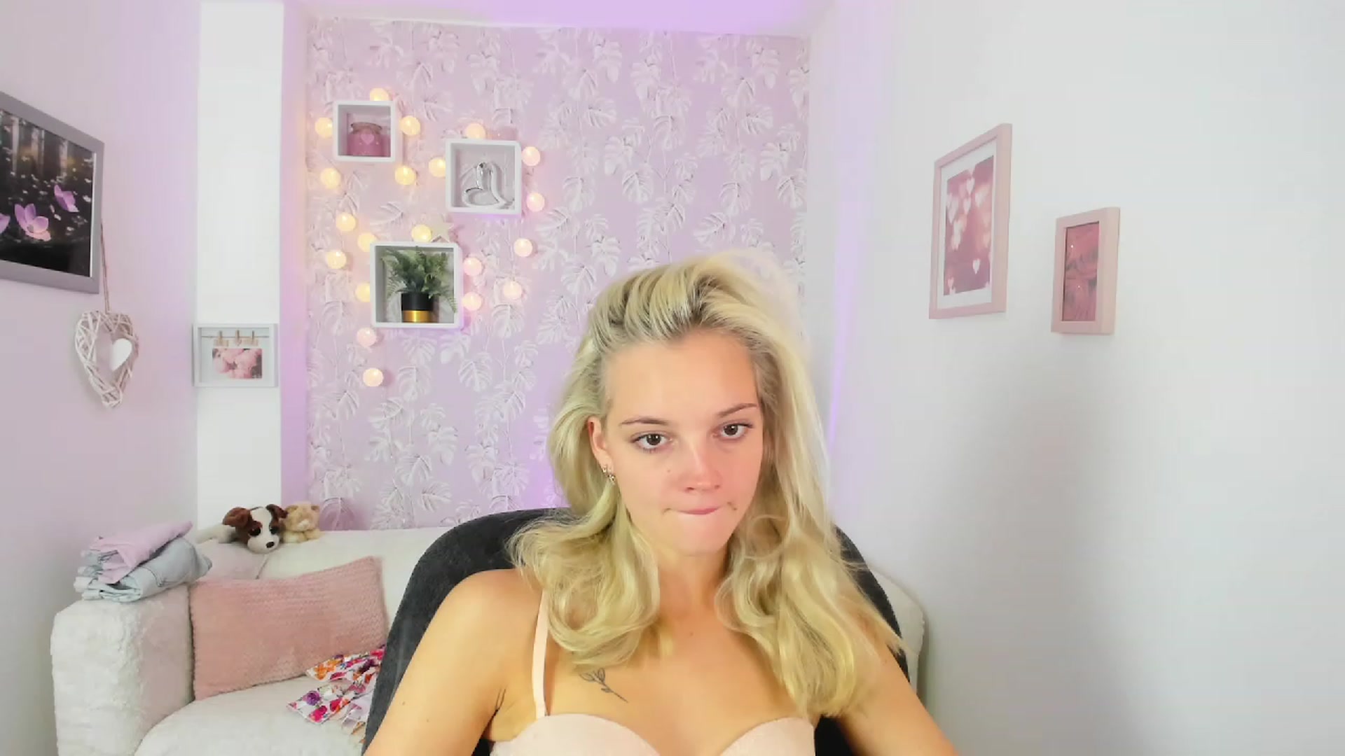 Gallery image thumbnail from Lexy_Belle18's myfreecams stream on, 08/23/2023, 12:31 image 9 of 20