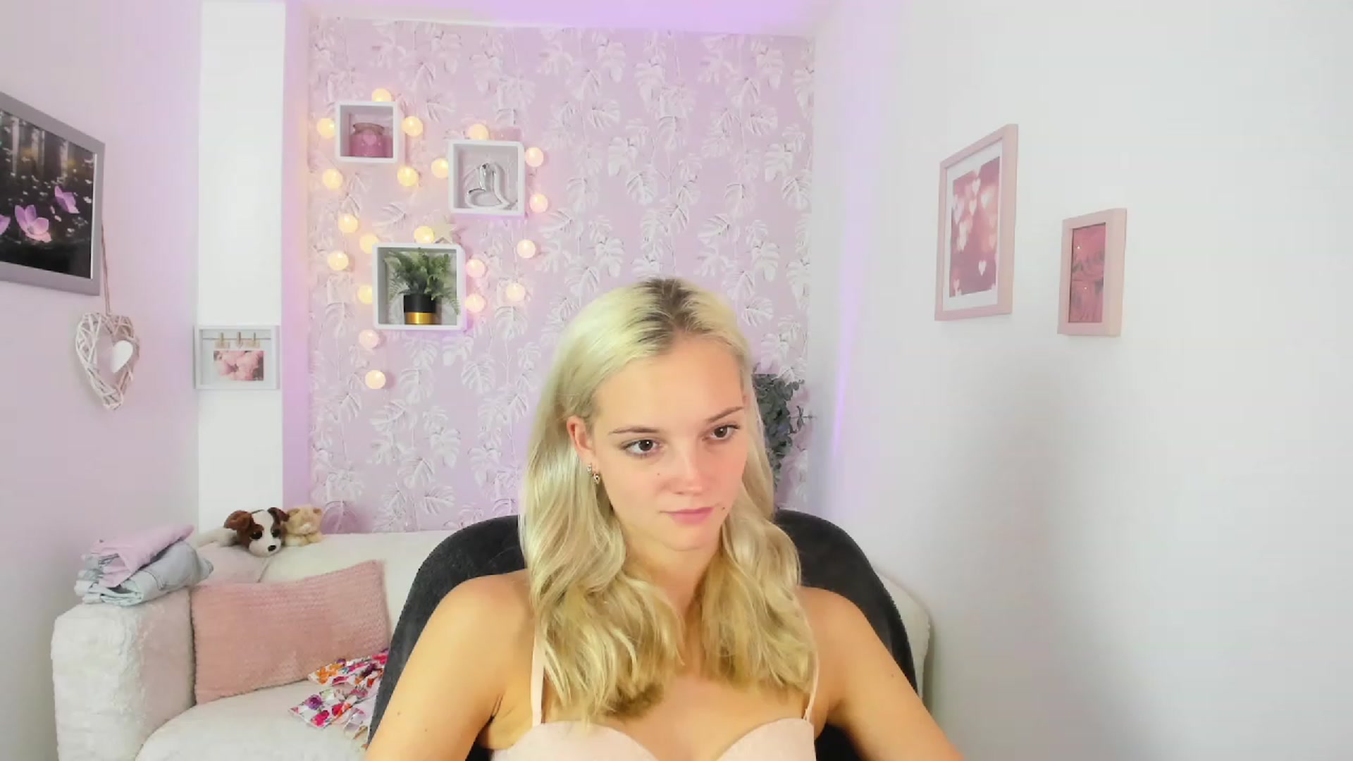 Gallery image thumbnail from Lexy_Belle18's myfreecams stream on, 08/23/2023, 12:31 image 5 of 20
