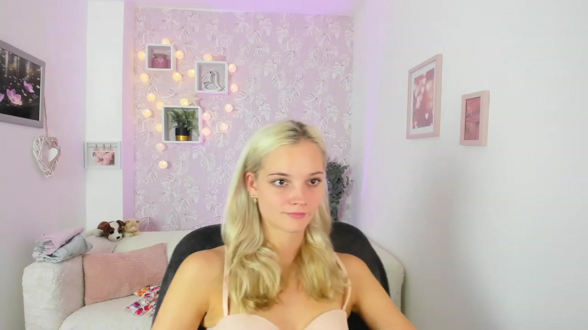 Gallery image thumbnail from Lexy_Belle18's myfreecams stream on, 08/23/2023, 12:31 image 7 of 20