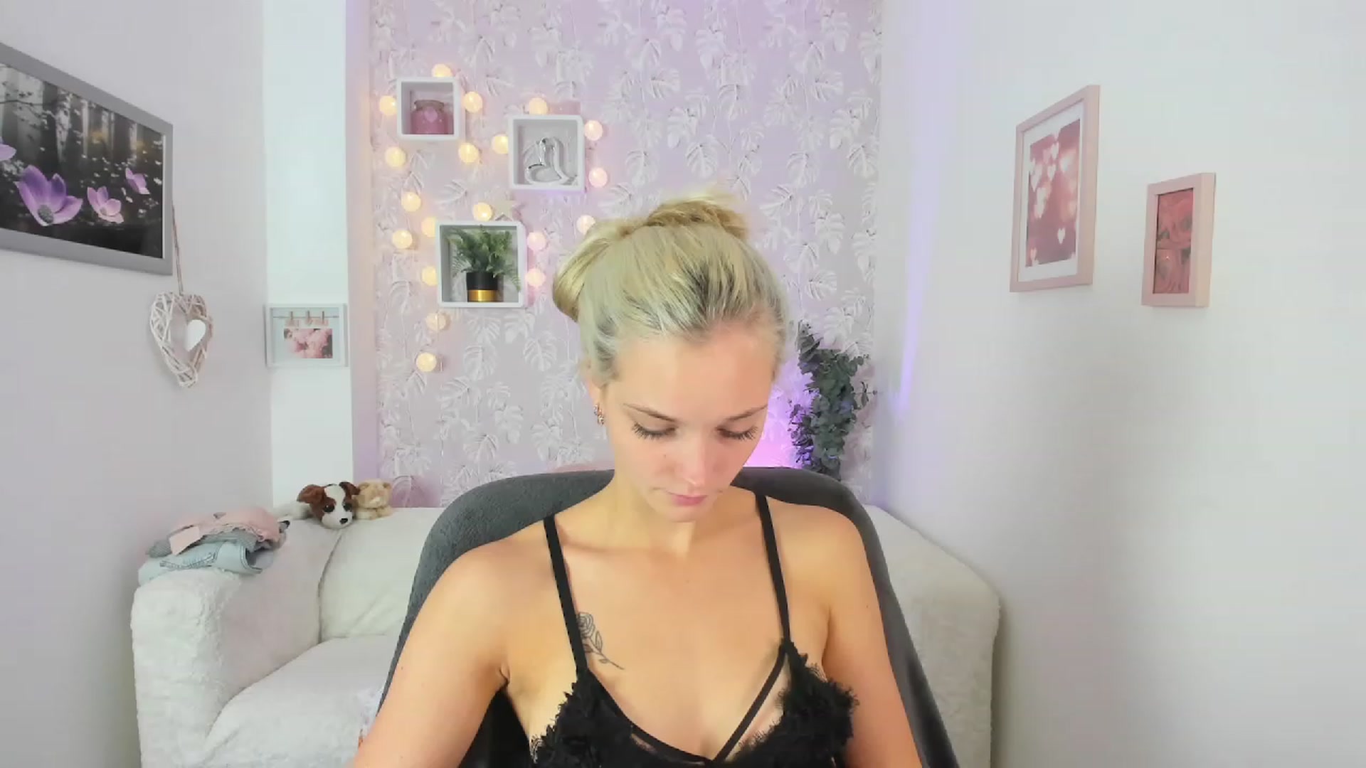 Gallery image thumbnail from Lexy_Belle18's myfreecams stream on, 08/25/2023, 09:28 image 1 of 20