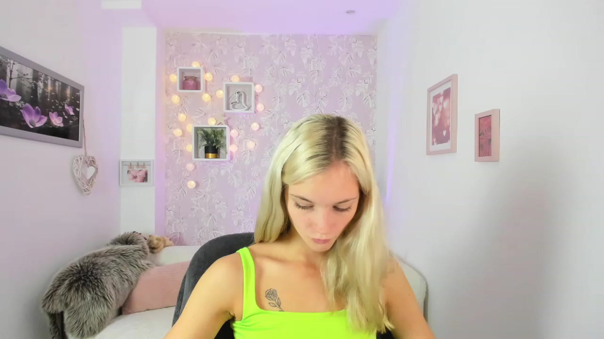 Gallery image thumbnail from Lexy_Belle18's myfreecams stream on, 09/04/2023, 08:34 image 9 of 20