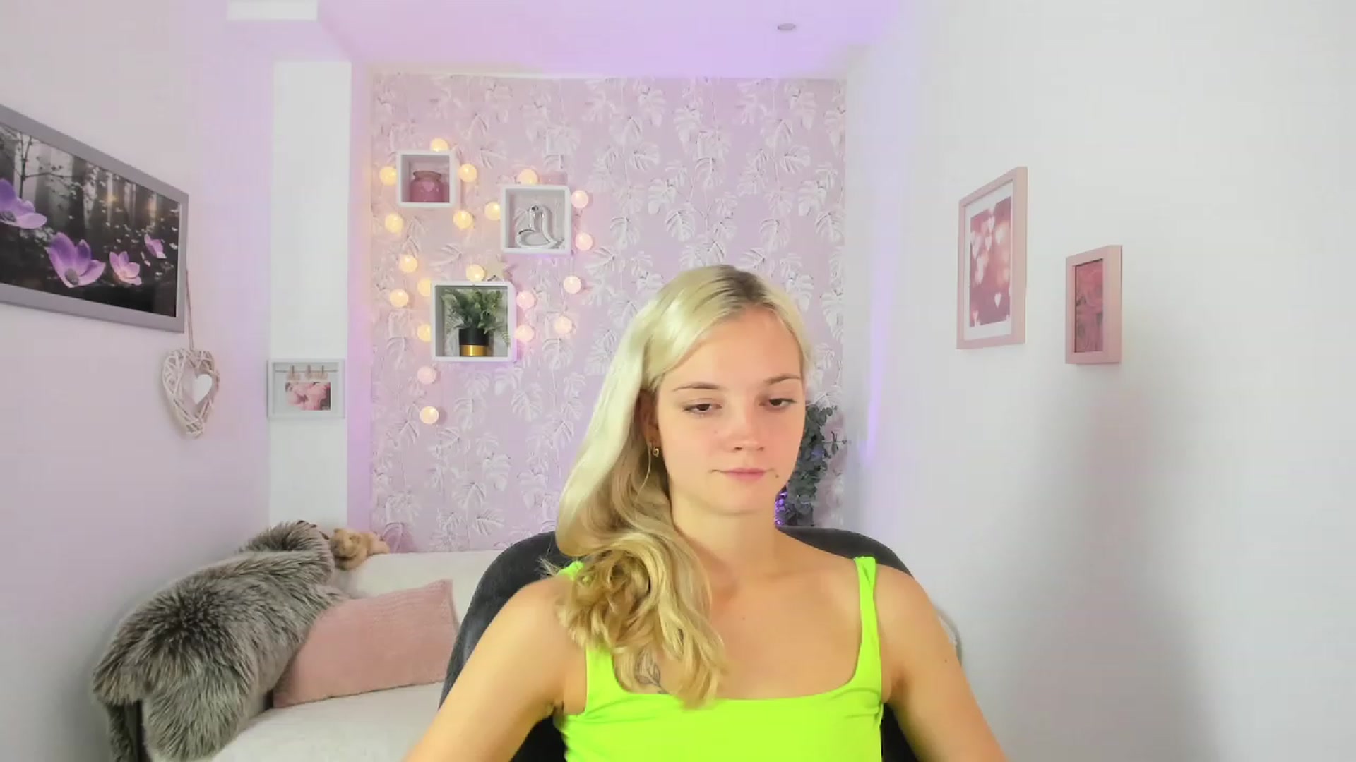 Gallery image thumbnail from Lexy_Belle18's myfreecams stream on, 09/04/2023, 08:34 image 16 of 20